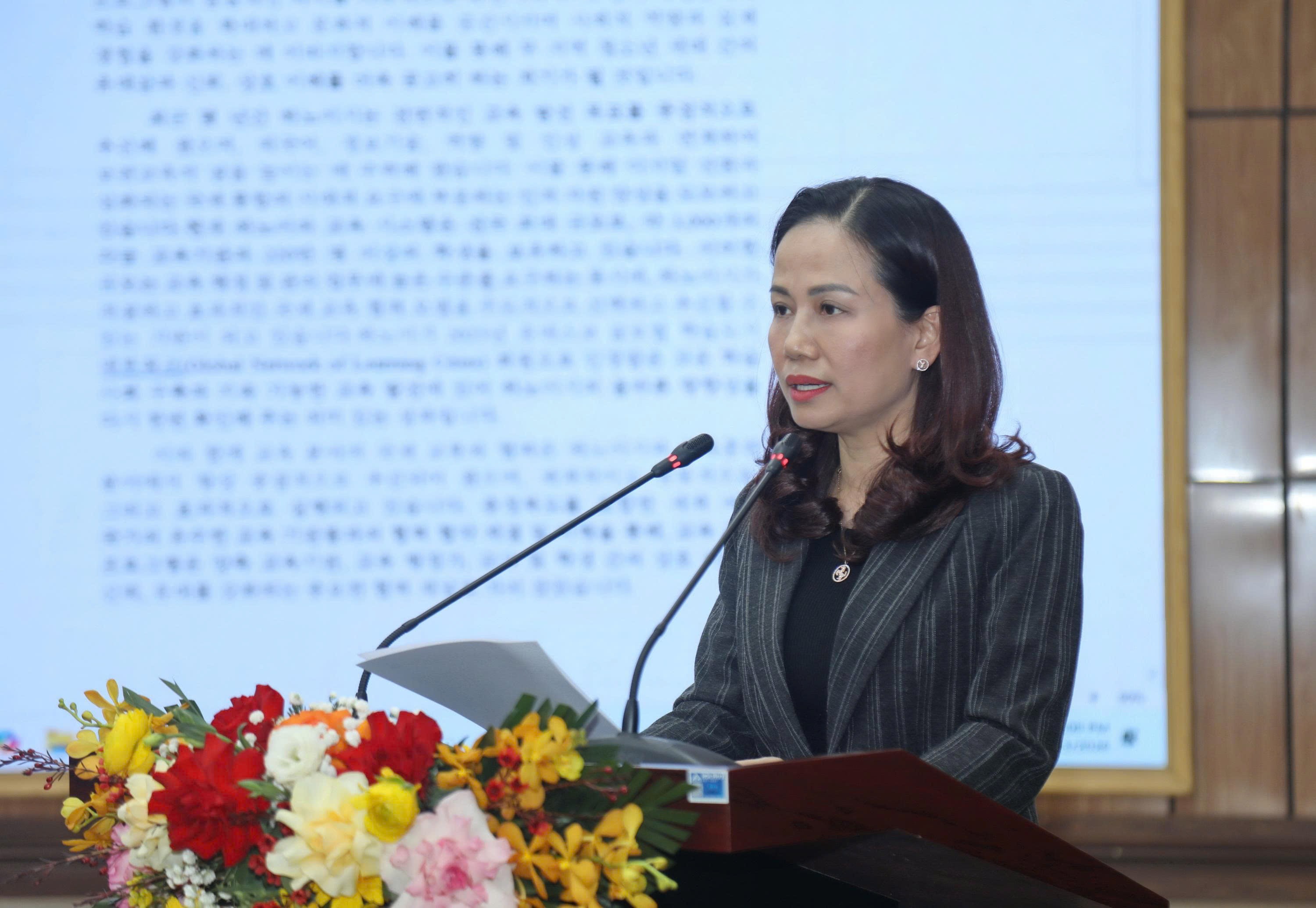 Phó Giám đốc Sở GD&ĐT Hà Nội Vương Hương Giang phát biểu chào mừng đoàn