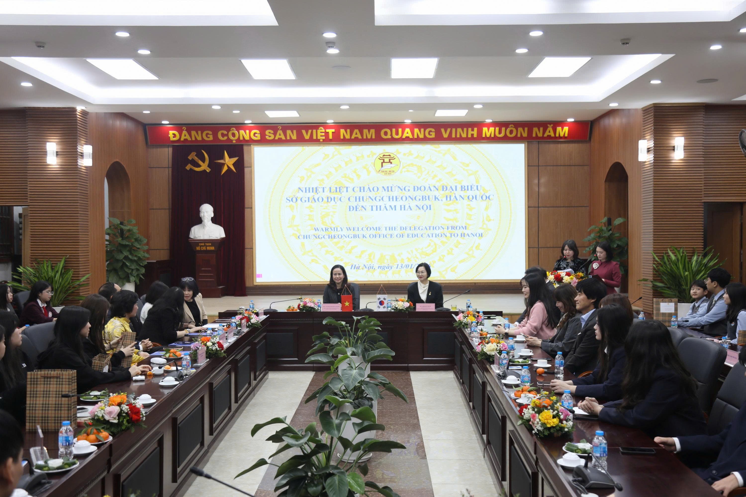 Quang cảnh buổi gặp mặt, đón tiếp đoàn cán bộ, giáo viên học sinh Hàn Quốc giao lưu văn hóa tại Hà Nội