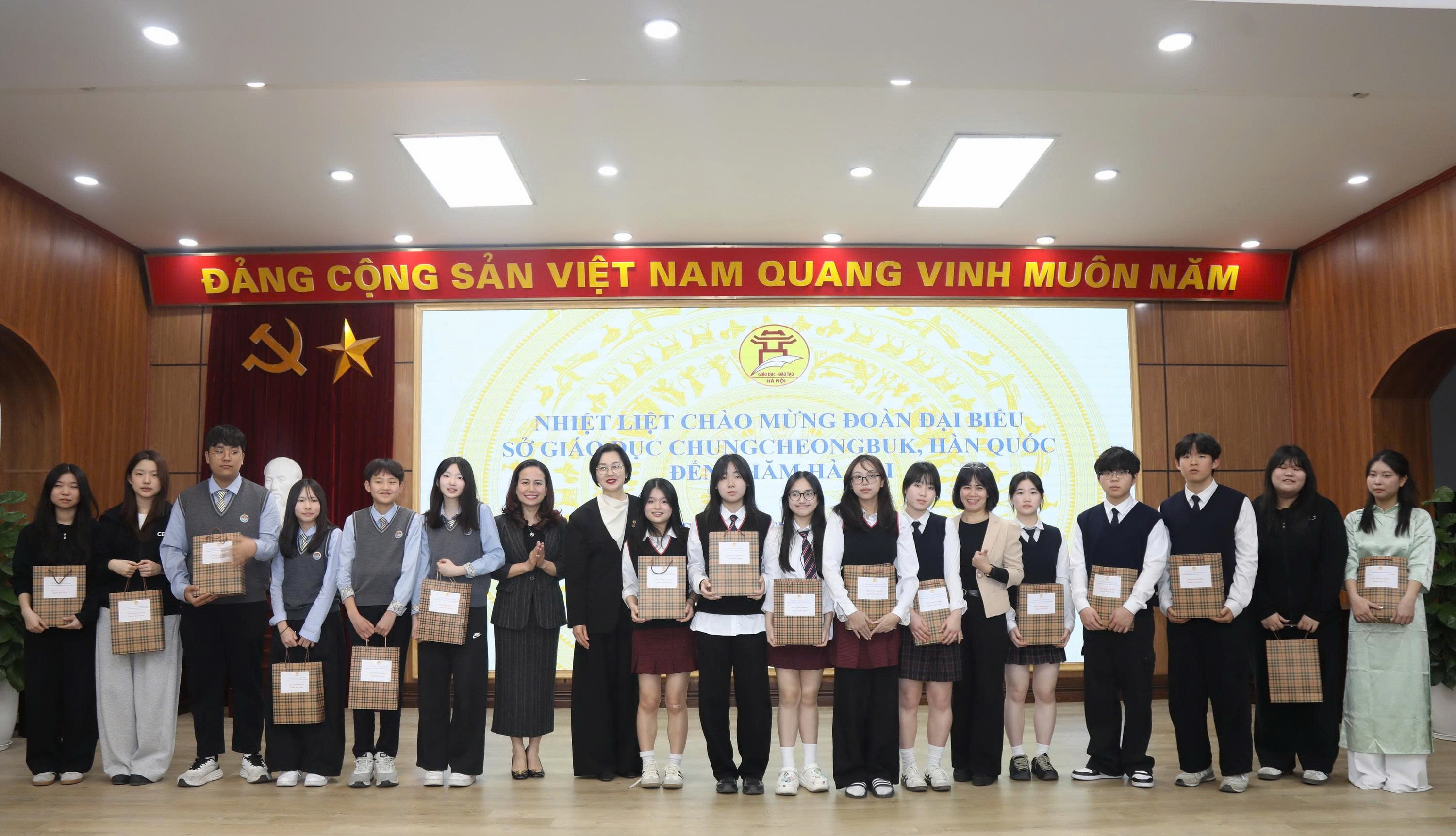 Học sinh Hàn Quốc học tập, giao lưu văn hóa tại Hà Nội