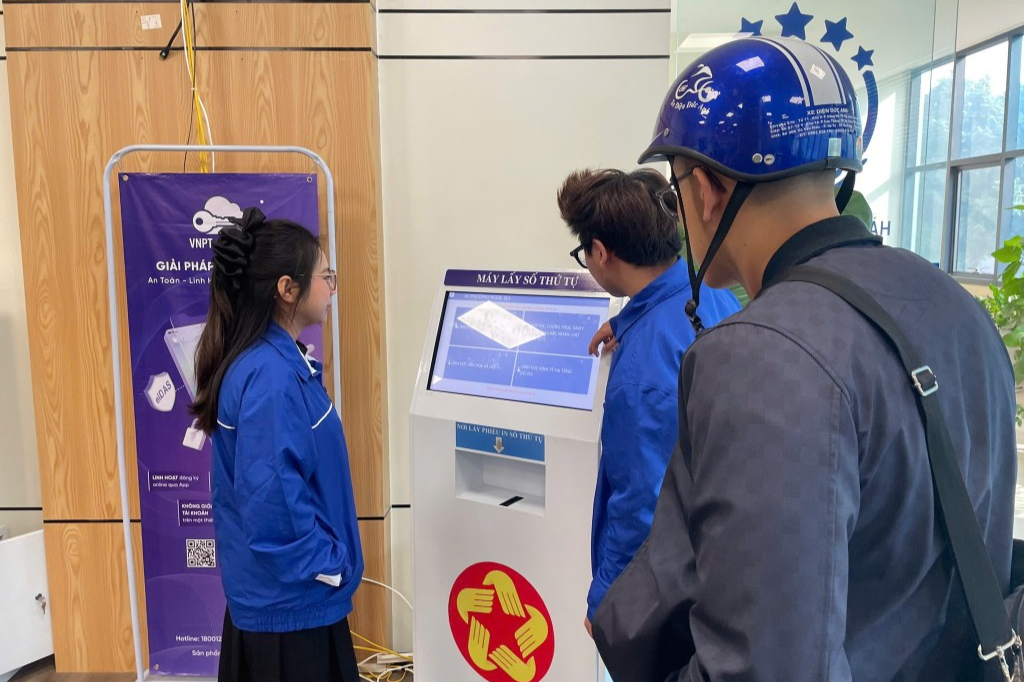 “Trợ lý số” đồng hành cùng người dân tại điểm hành chính công