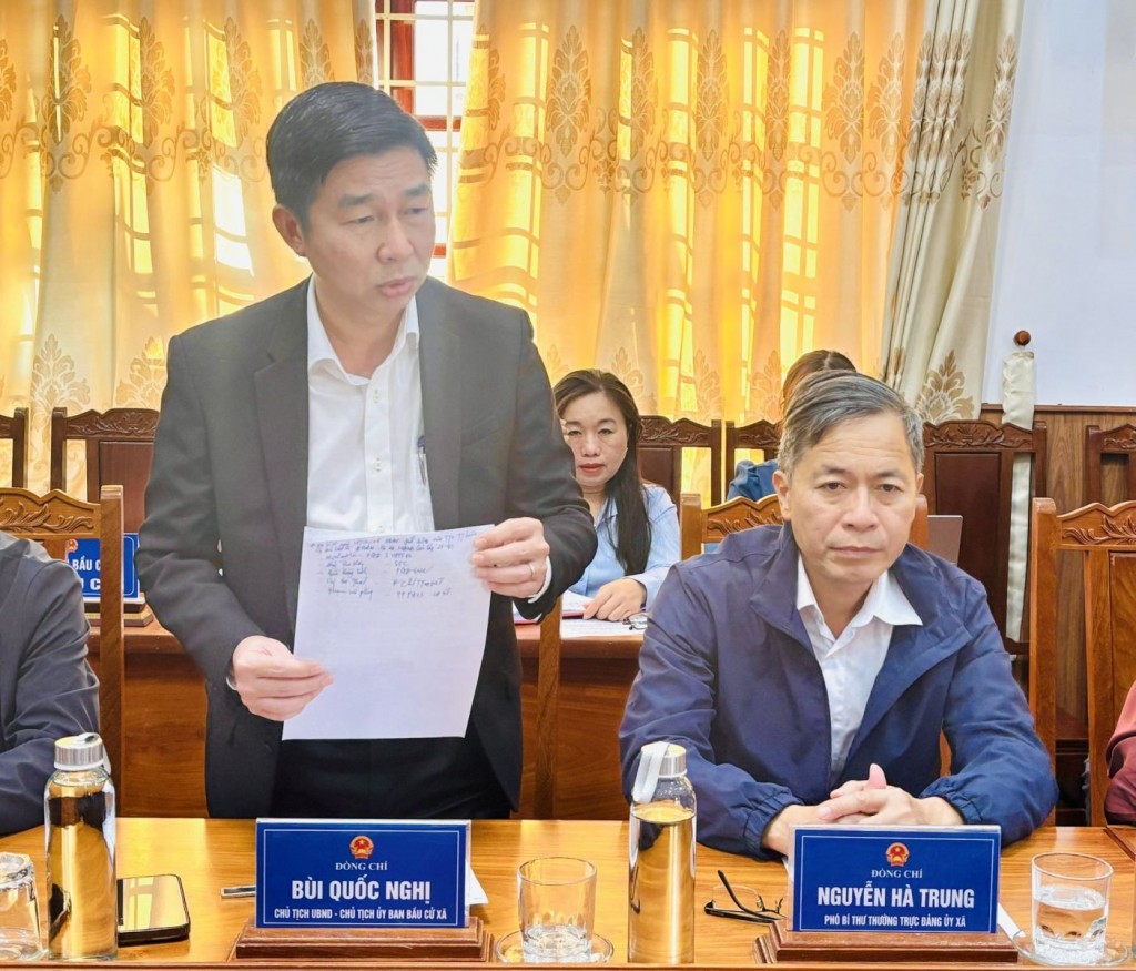 Lãnh đạo xã Phù Cát báo cáo về công tác chuẩn bị bầu cử tại buổi làm việc