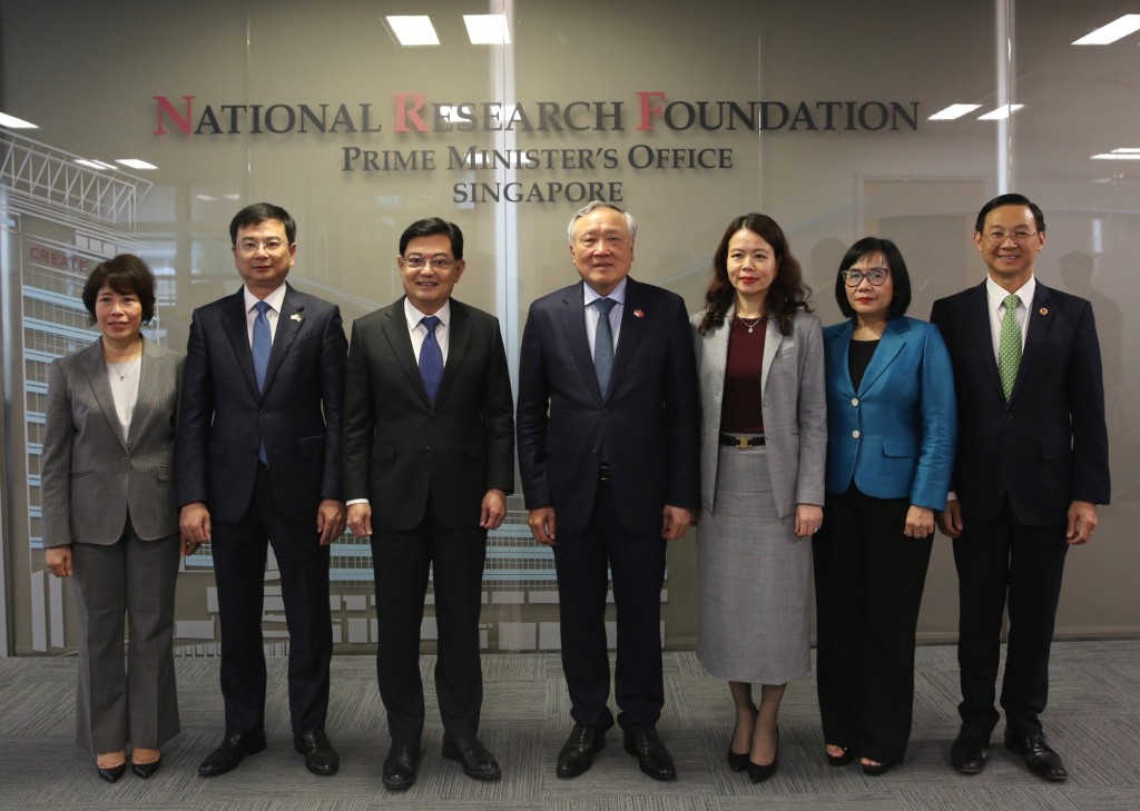 Phó Thủ tướng Thường trực Chính phủ Nguyễn Hòa Bình và ông Vương Thụy Kiệt cùng các đại biểu dự buổi hội kiến - Ảnh: VGP/Nguyễn Hoàng