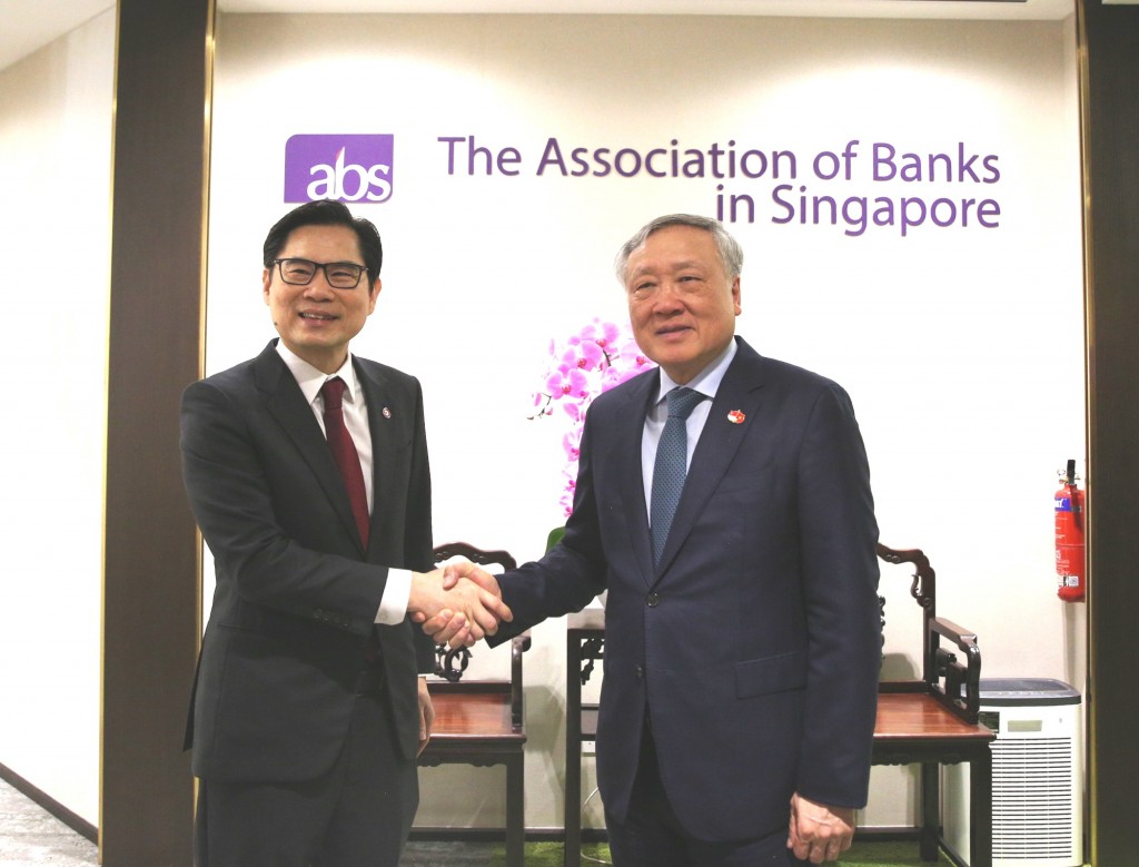 Phó Thủ tướng Thường trực Chính phủ Nguyễn Hòa Bình gặp ông Tan Teck Long, Tổng Giám đốc Ngân hàng OCBC, Chủ tịch Hiệp hội Ngân hàng Singapore (ABS) - Ảnh: VGP/Nguyễn Hoàng