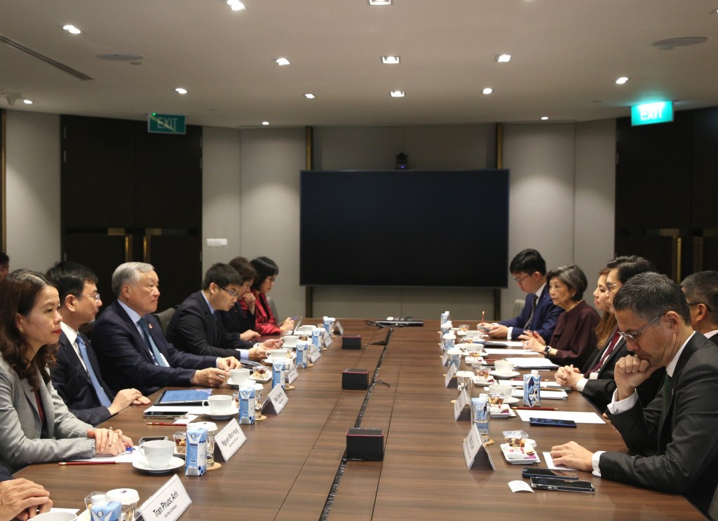 Phó Thủ tướng Thường trực Chính phủ Nguyễn Hòa Bình làm việc với Hiệp hội Ngân hàng Singapore (ABS) - Ảnh: VGP/Nguyễn Hoàng