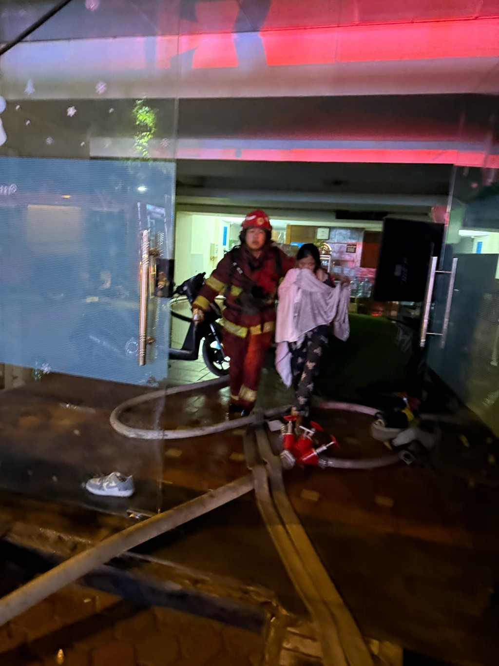 Cảnh sát PCCC và CNCH hướng dẫn nhiều người dân thoát khỏi vụ cháy an toàn