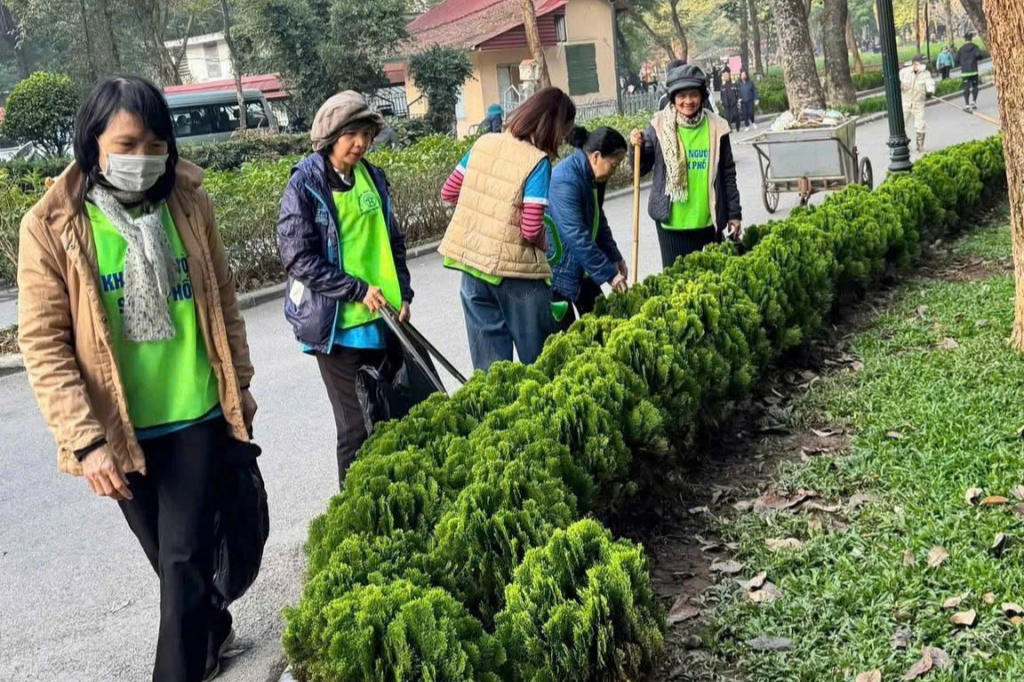 Người dân kết hợp giữa đi bộ rèn luyện sức khỏe với nhặt rác để bảo vệ môi trường 