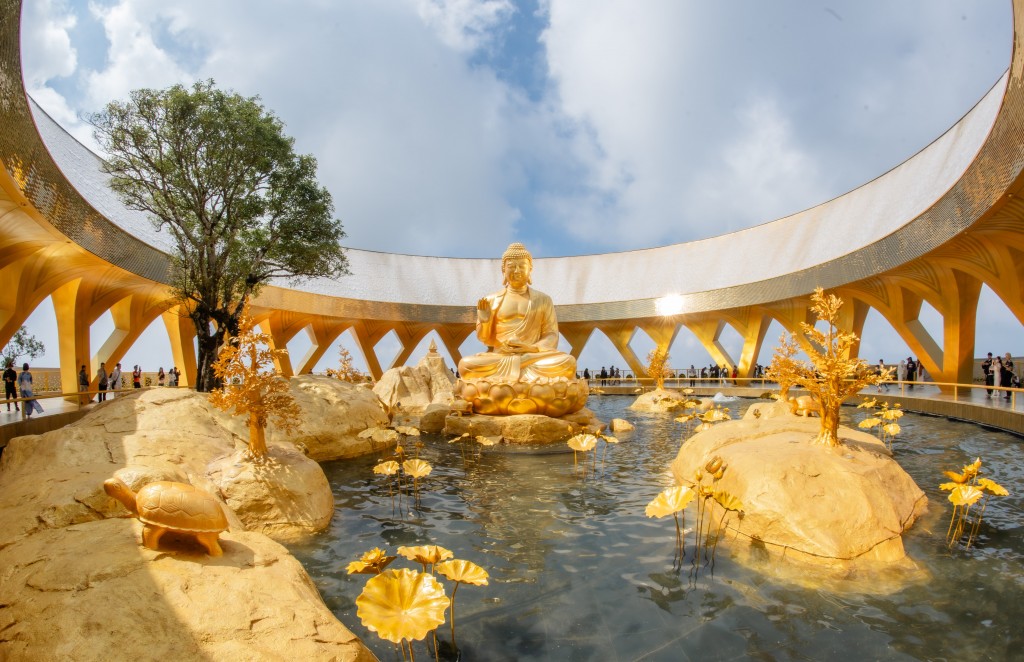 Tôn tượng Đức Phật Câu Na Hàm Mâu Ni an tọa tại vườn Ưu đàm, núi Bà Đen linh thiêng. (Ảnh: Sun World Ba Den Mountain)
