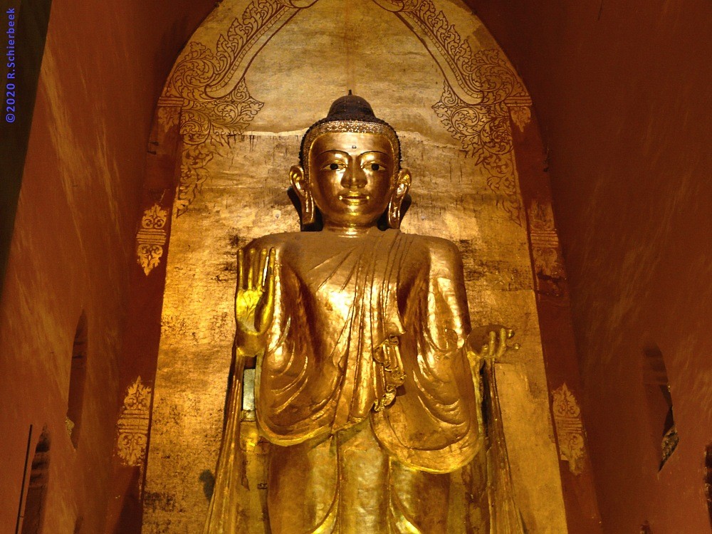 Tượng Phật Câu Na Hàm bằng vàng ròng – một trong những biểu tượng tôn kính tại tại chùa Ananda, Myanmar. (Nguồn: Sưu tầm)