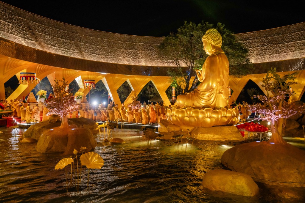 Ngự trên đài sen giữa hồ Ưu đàm, Tôn tượng Đức Phật Câu Na Hàm Mâu Ni được nhiều Phật tử tôn kính xem là phước lành linh thiêng. (Ảnh: Sun World Ba Den Mountain)