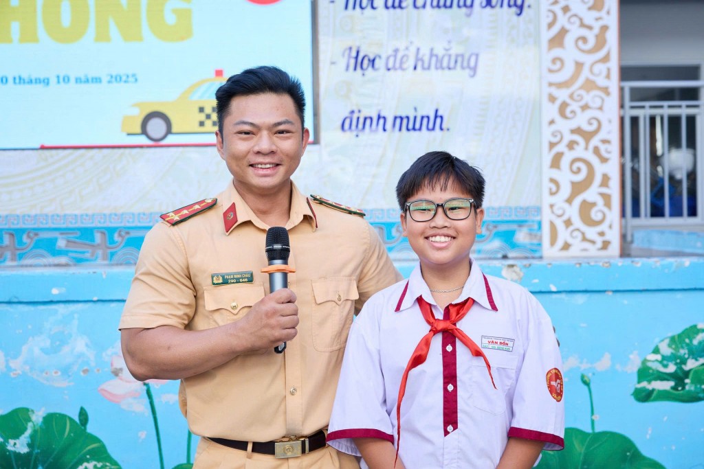 Học sinh giao lưu, trao đổi với lực lượng CSGT Bến Thành (ảnh: CSGT Bến Thành)