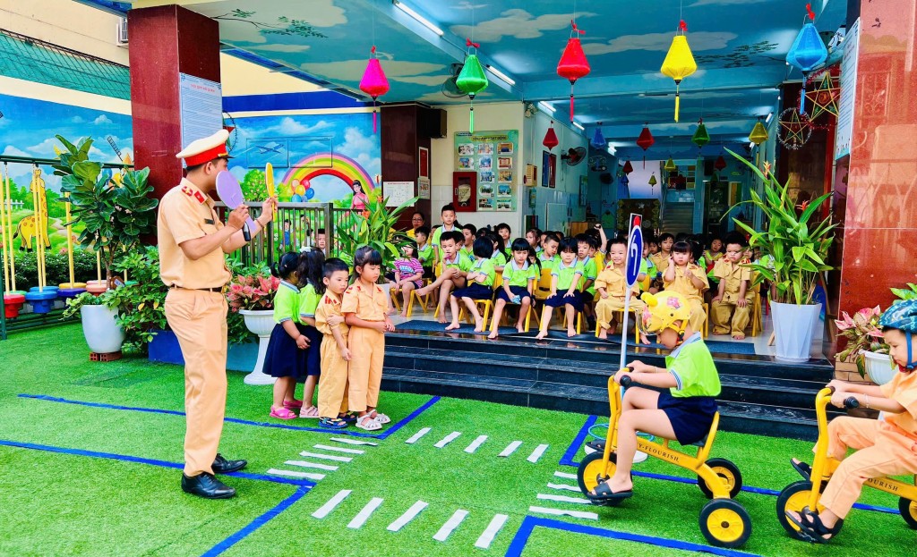 Các em học sinh Trường Mầm non Tân Định tham gia trò chơi tham gia giao thông an toàn (ảnh: CSGT Bến Thành)