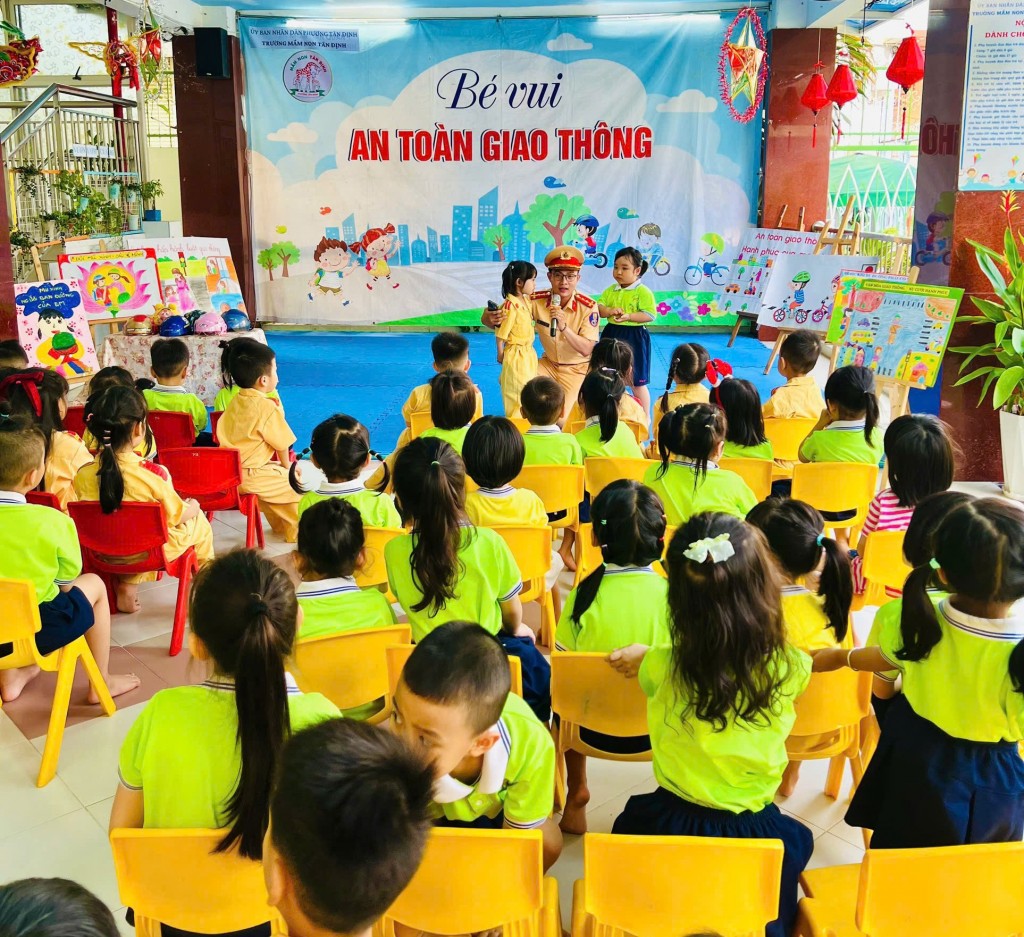 Các em học sinh tham gia trả lời câu hỏi của CSGT (ảnh: CSGT Bến Thành)