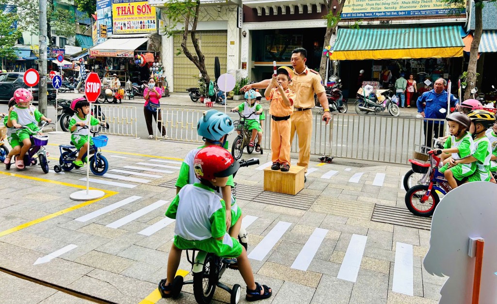 Các em học sinh tham gia thực hành thông qua mô hình giao thông thực tế (ảnh: CSGT Bến Thành)