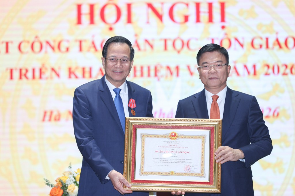 Thay mặt lãnh đạo Đảng, Nhà nước, Phó Thủ tướng Lê Thành Long trao Huân chương Lao động hạng Ba tặng Bộ trưởng Đào Ngọc Dung về thành tích xuất sắc trong chỉ đạo triển khai Chương trình xóa nhà tạm, dột nát - Ảnh: VGP/Đức Tuân