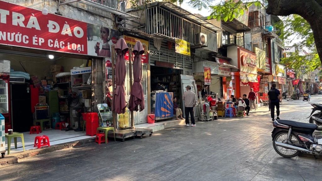 Vỉa hè khu phố cổ giờ đây được trả lại cho người đi bộ