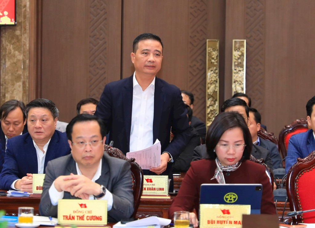 Bí thư Đảng uỷ phường Hoàng Mai Nguyễn Xuân Linh phát biểu tại hội nghị. Ảnh: Thành Thái