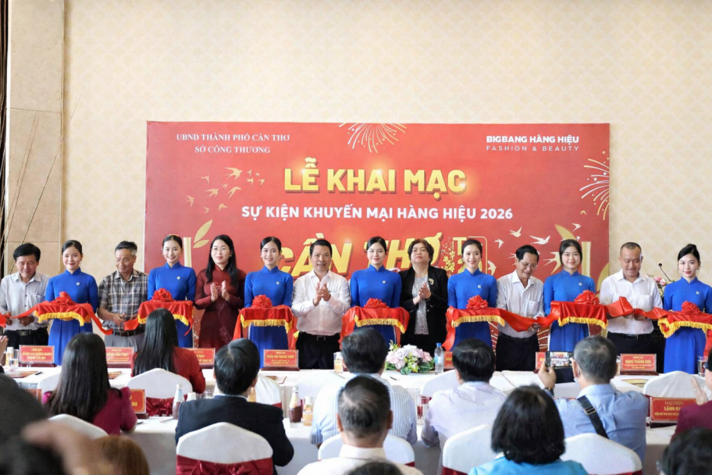 Các đại biểu cắt băng khai mạc sự kiện.