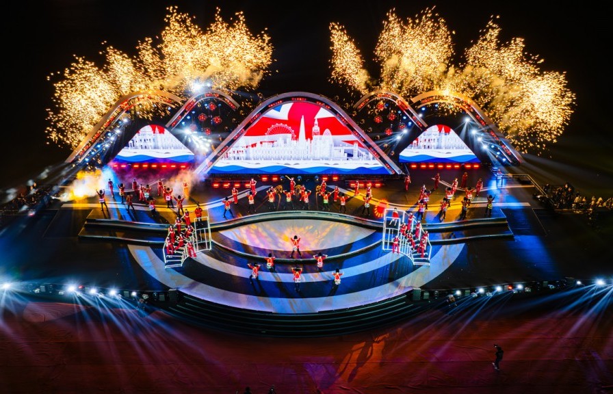 Người dân Thủ đô lần đầu được xem trình diễn pháo hoa nghệ thuật quy mô lớn