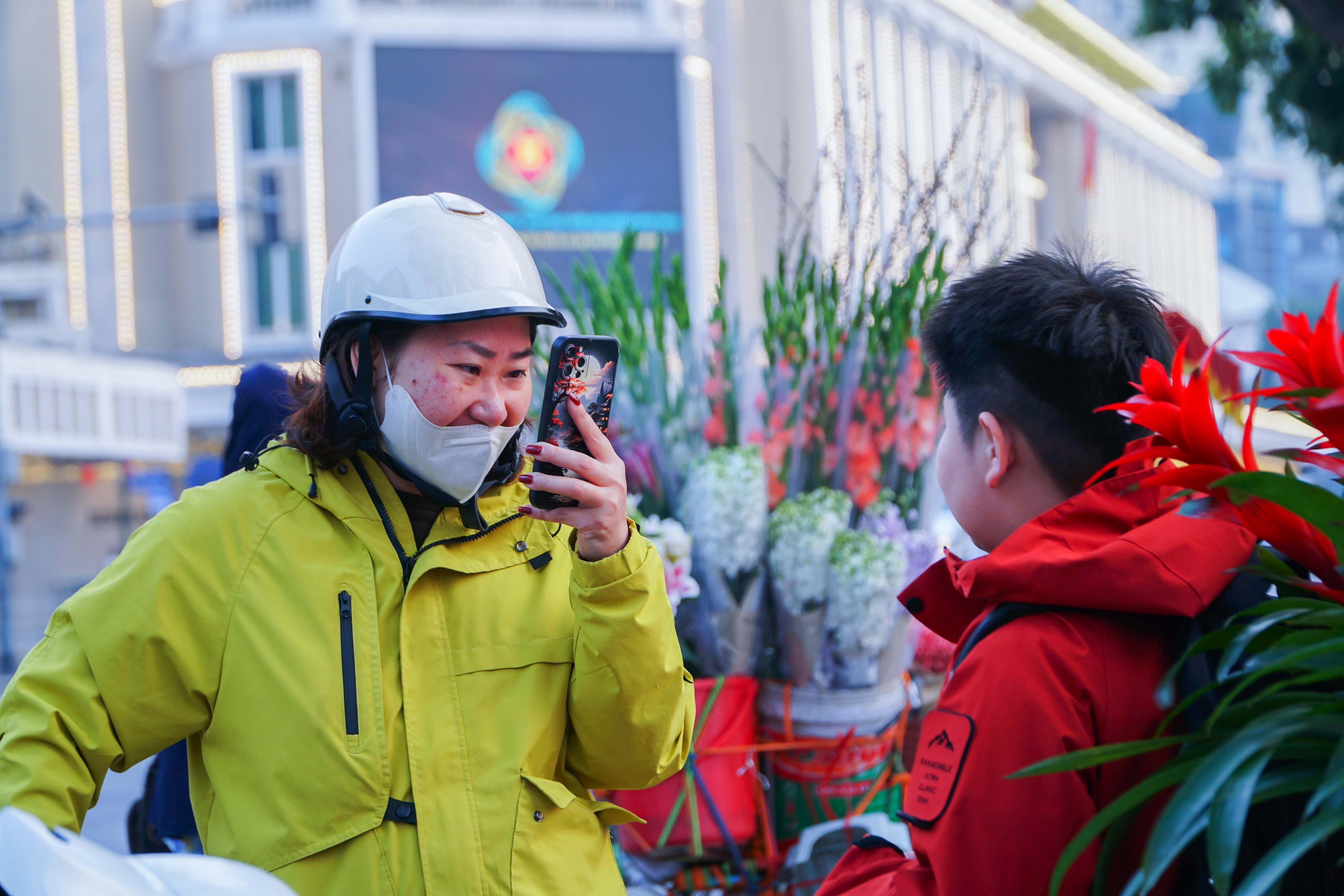 Hoa tươi khoe sắc thắm quanh Hồ Gươm