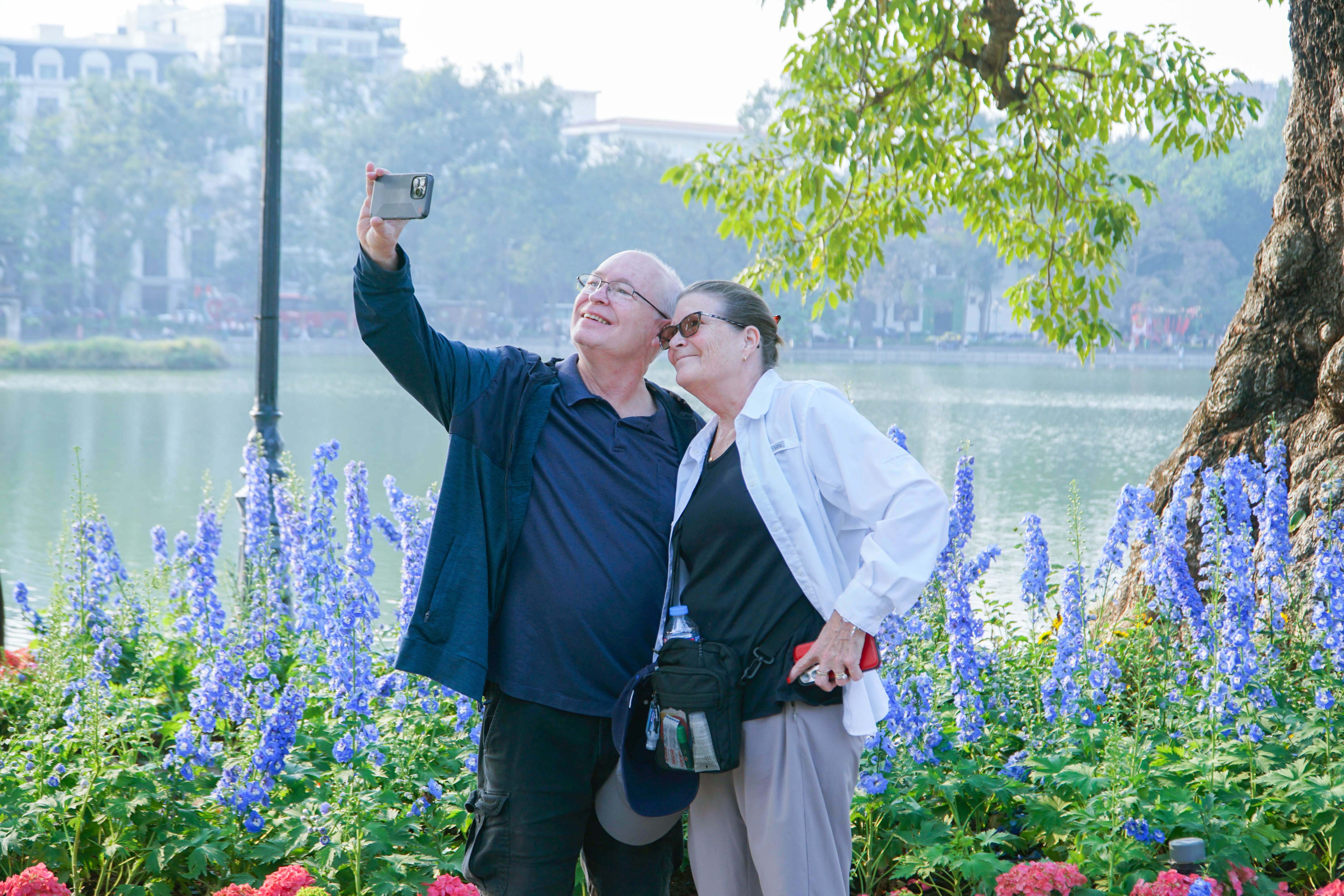 Hoa tươi khoe sắc thắm quanh Hồ Gươm