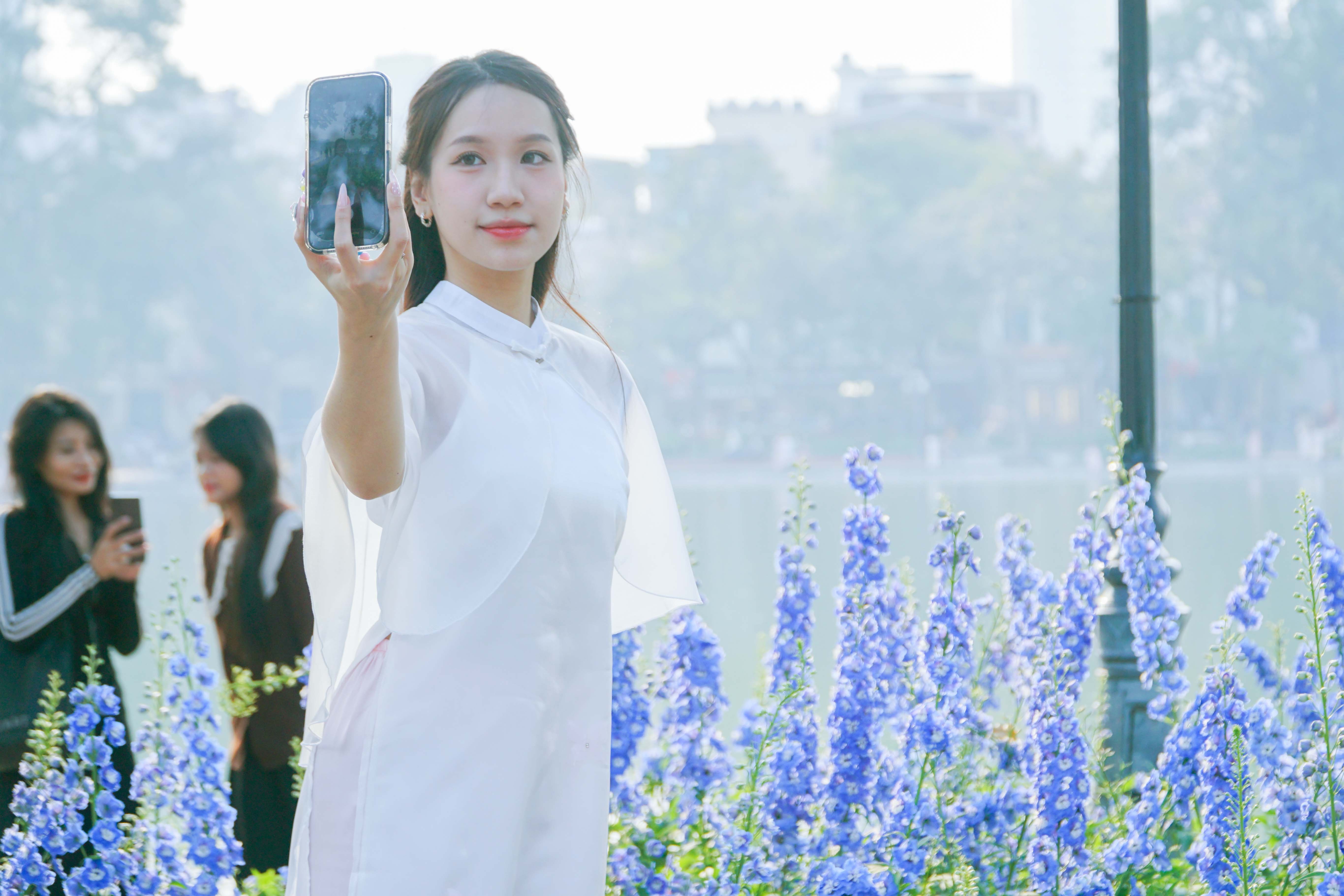 Hoa tươi khoe sắc thắm quanh Hồ Gươm