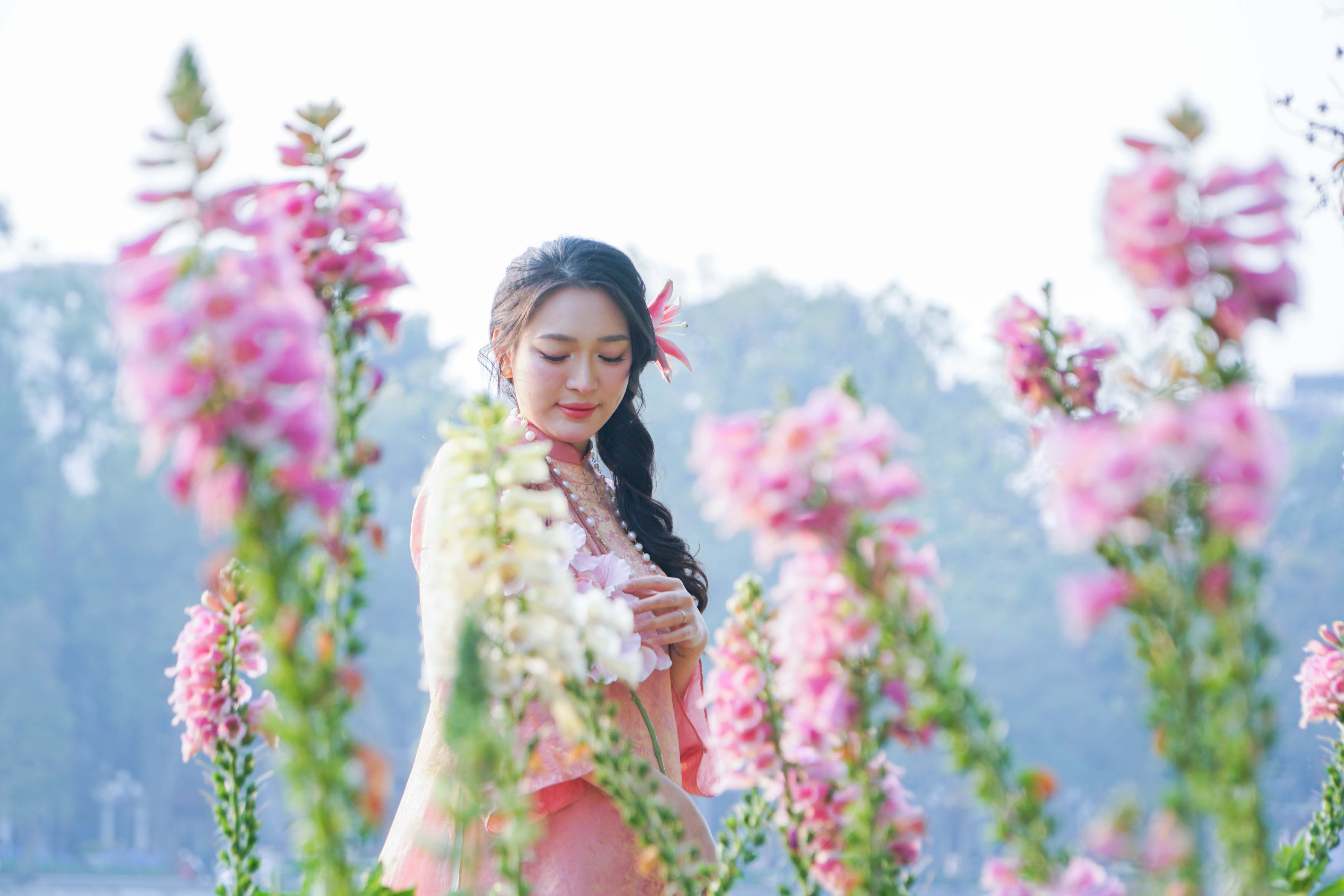 Hoa tươi khoe sắc thắm quanh Hồ Gươm