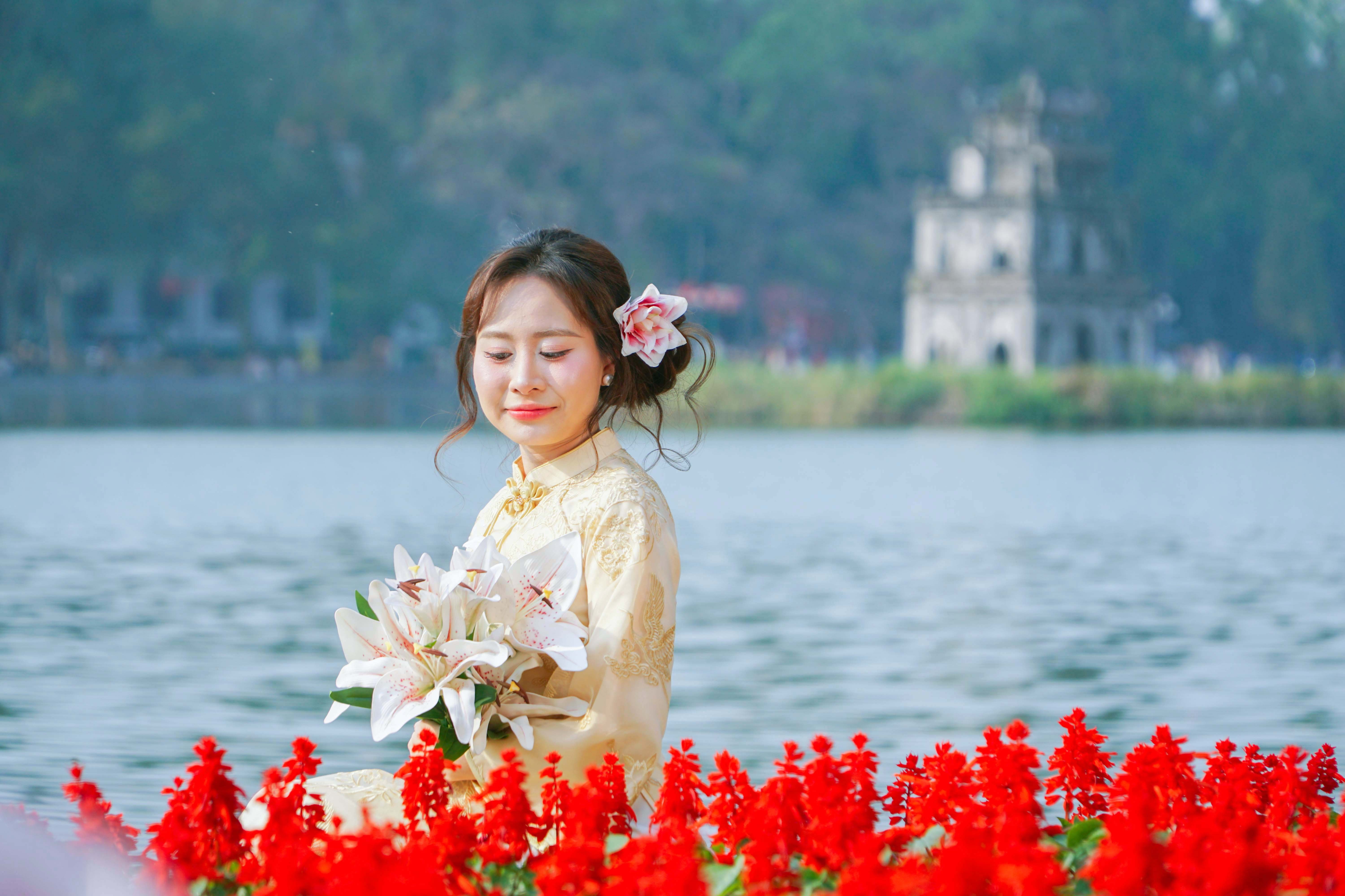 Hoa tươi khoe sắc thắm quanh Hồ Gươm