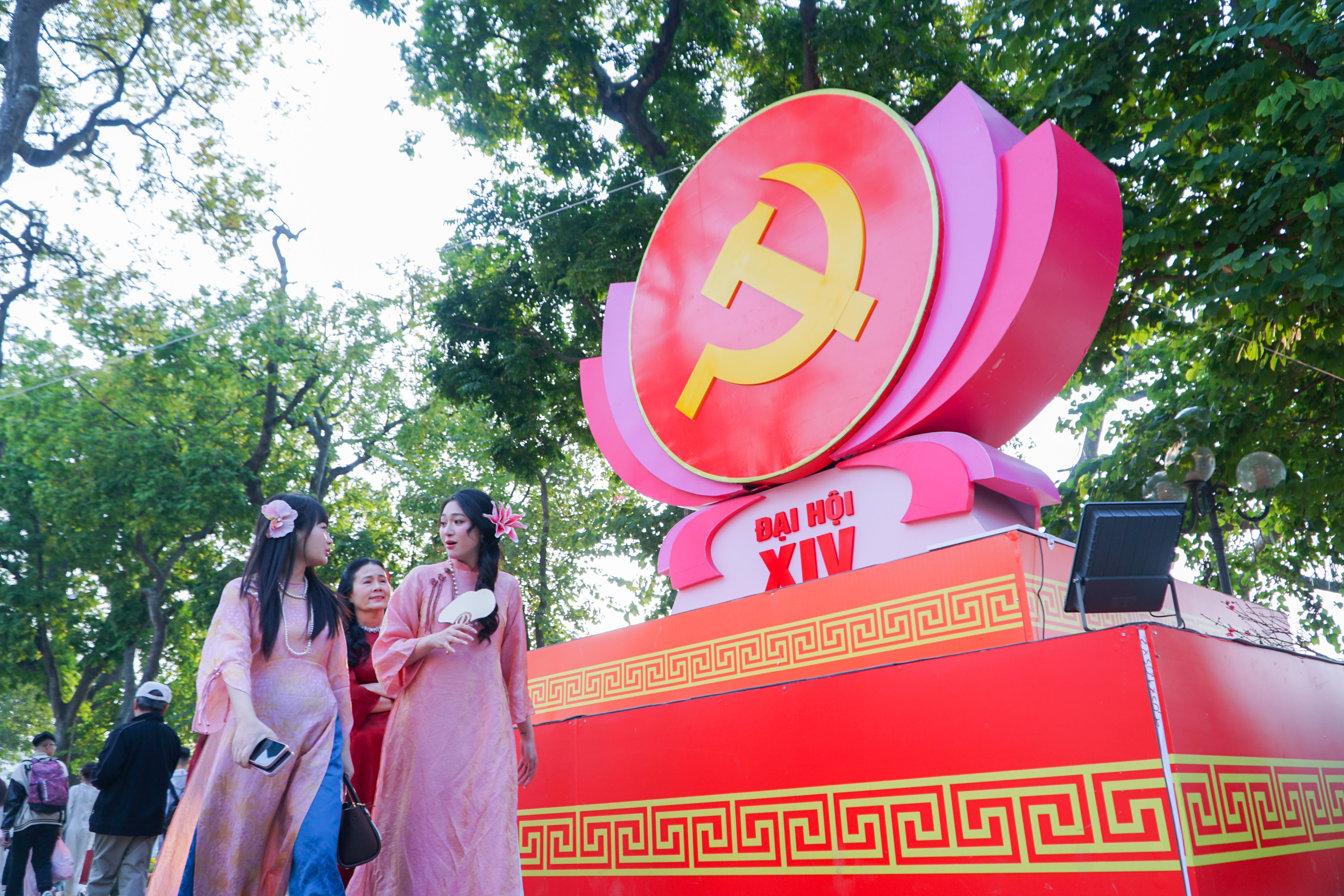 Hoa tươi khoe sắc thắm quanh Hồ Gươm