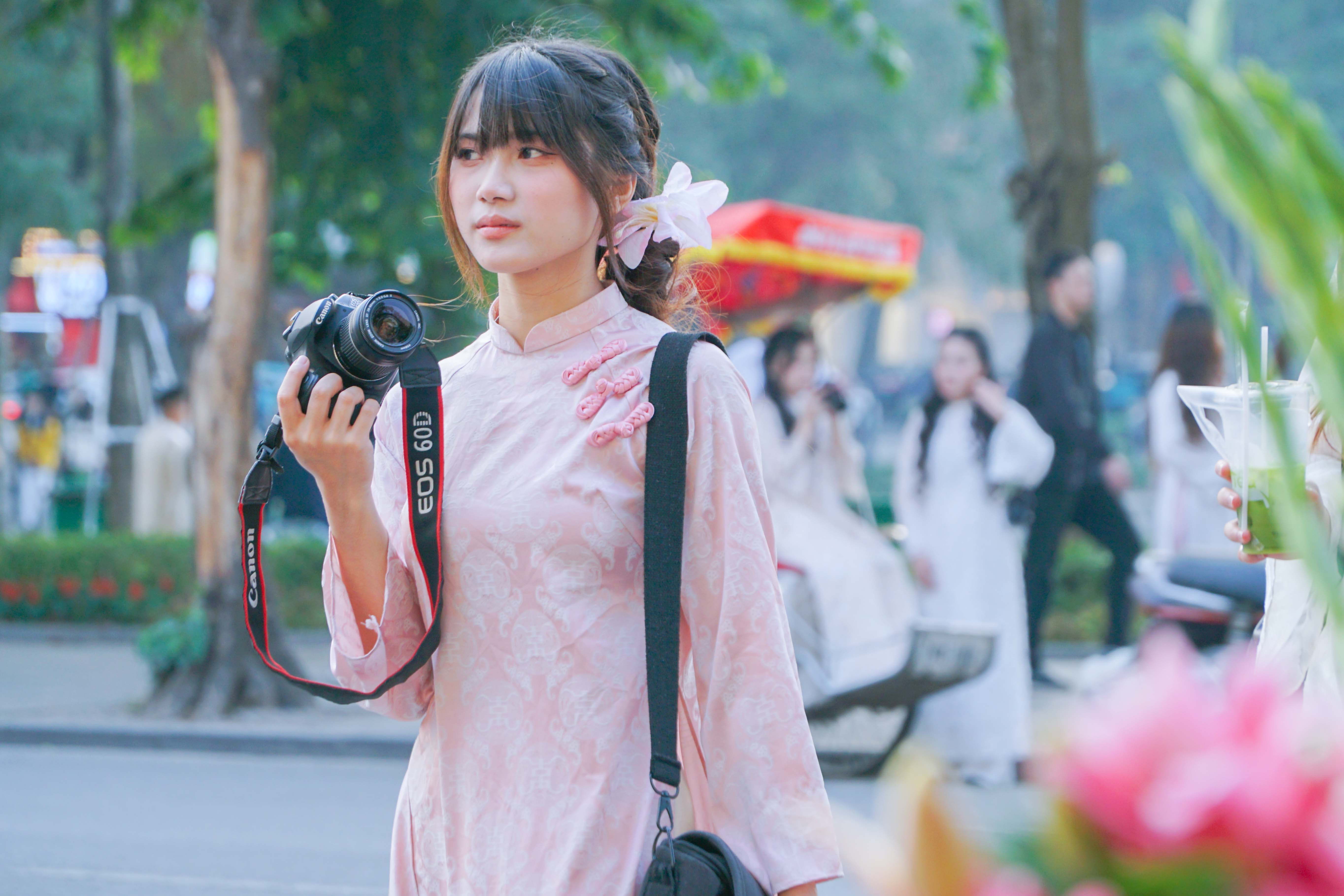 Hoa tươi khoe sắc thắm quanh Hồ Gươm