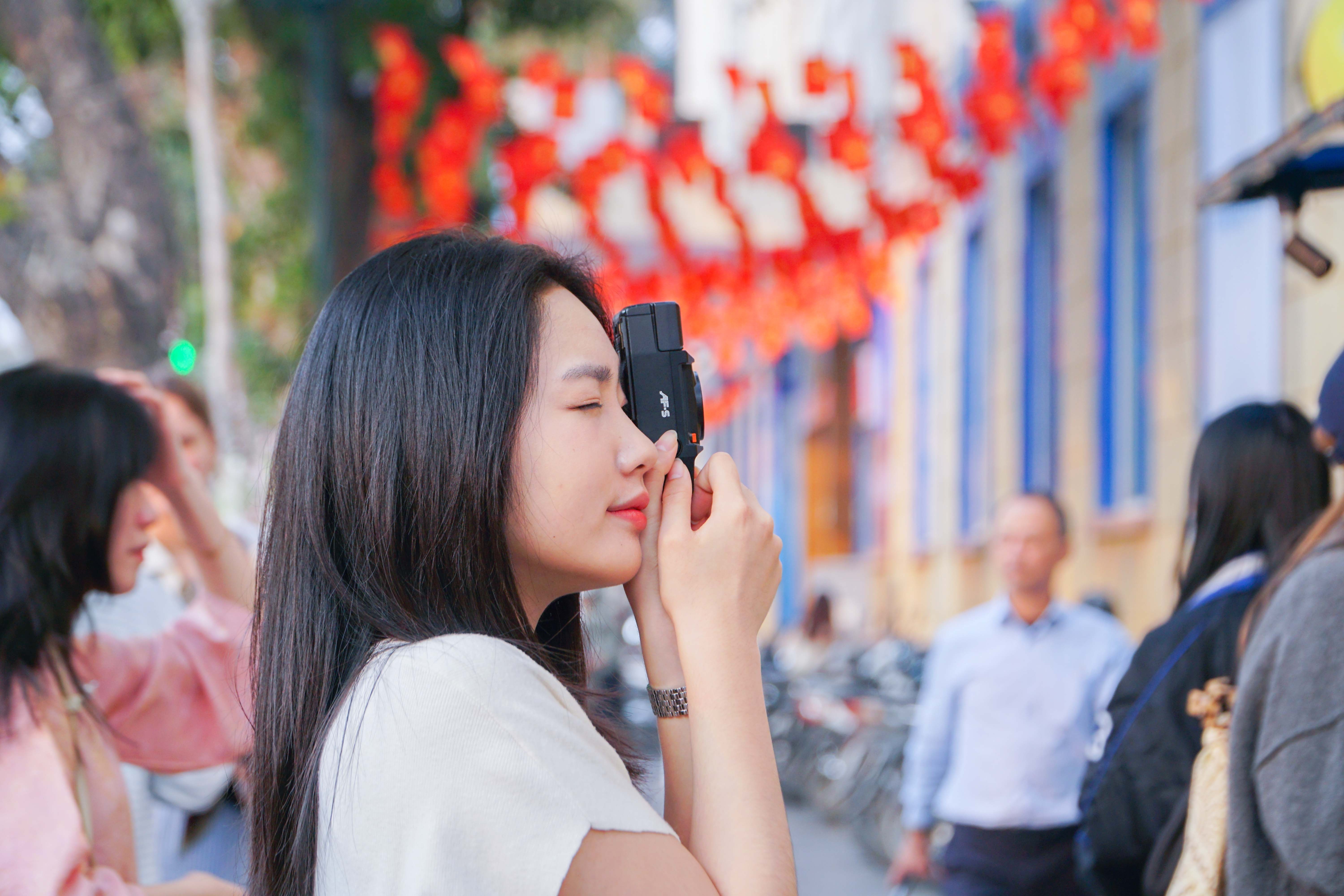 Hoa tươi khoe sắc thắm quanh Hồ Gươm