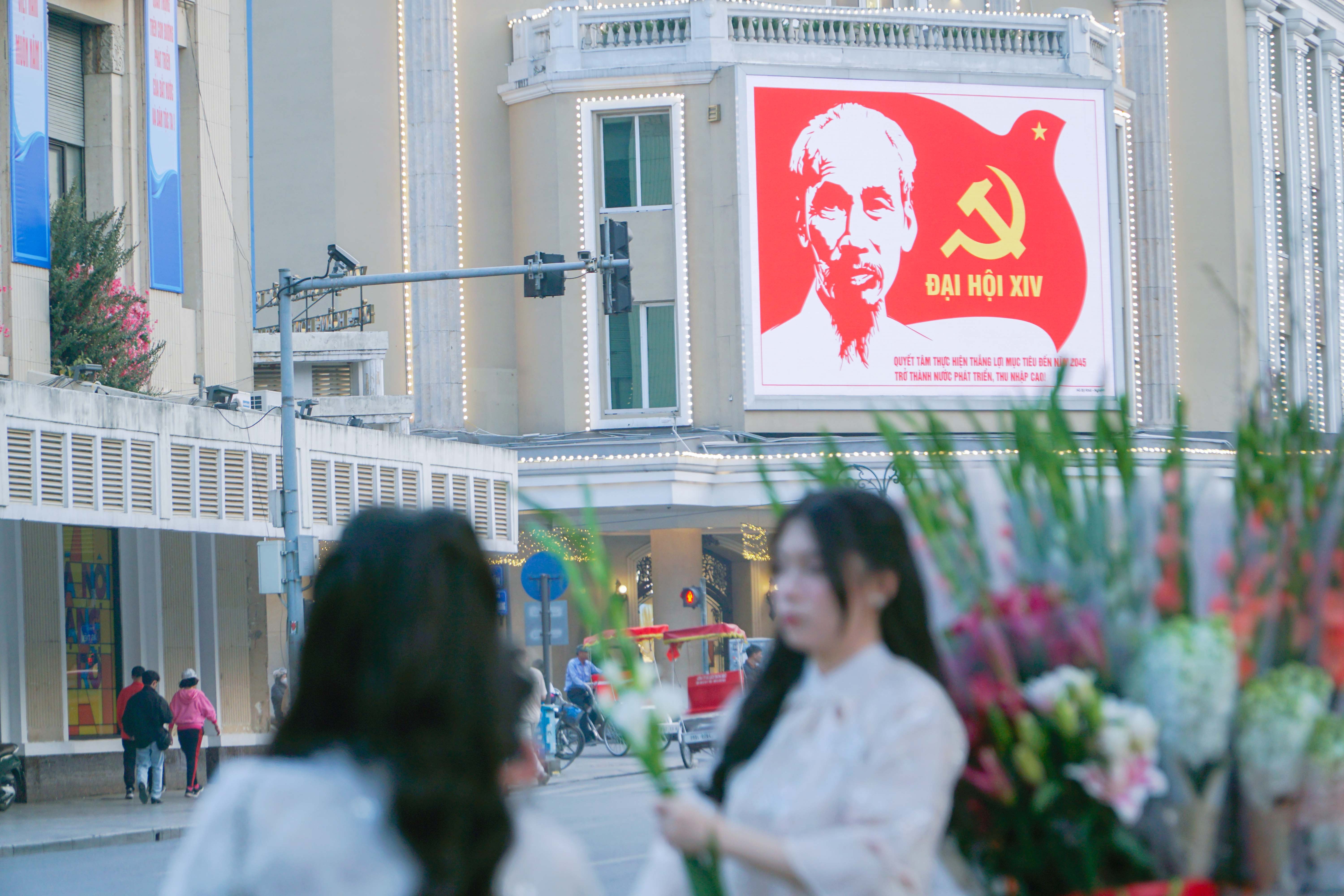 Hoa tươi khoe sắc thắm quanh Hồ Gươm