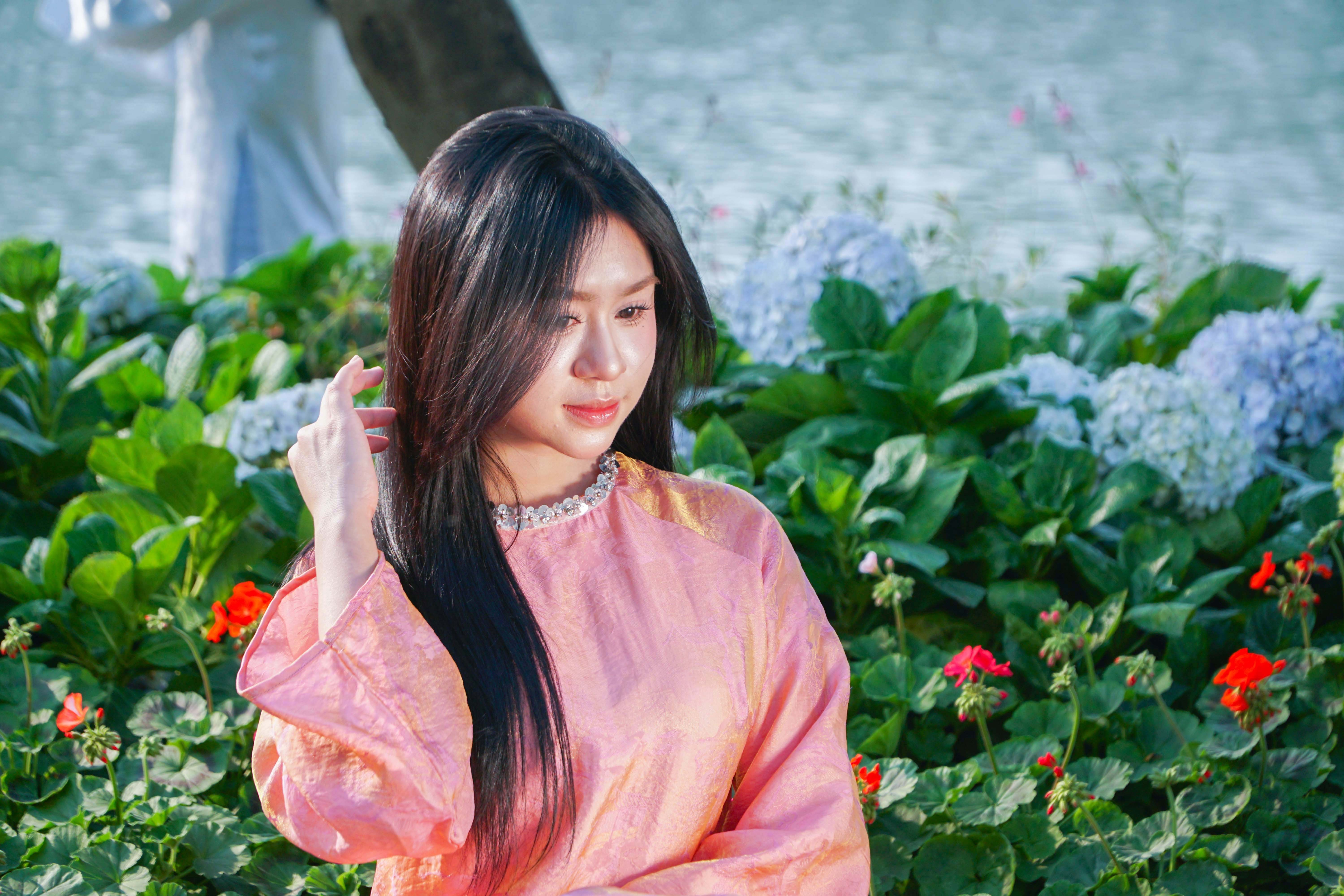 Hoa tươi khoe sắc thắm quanh Hồ Gươm