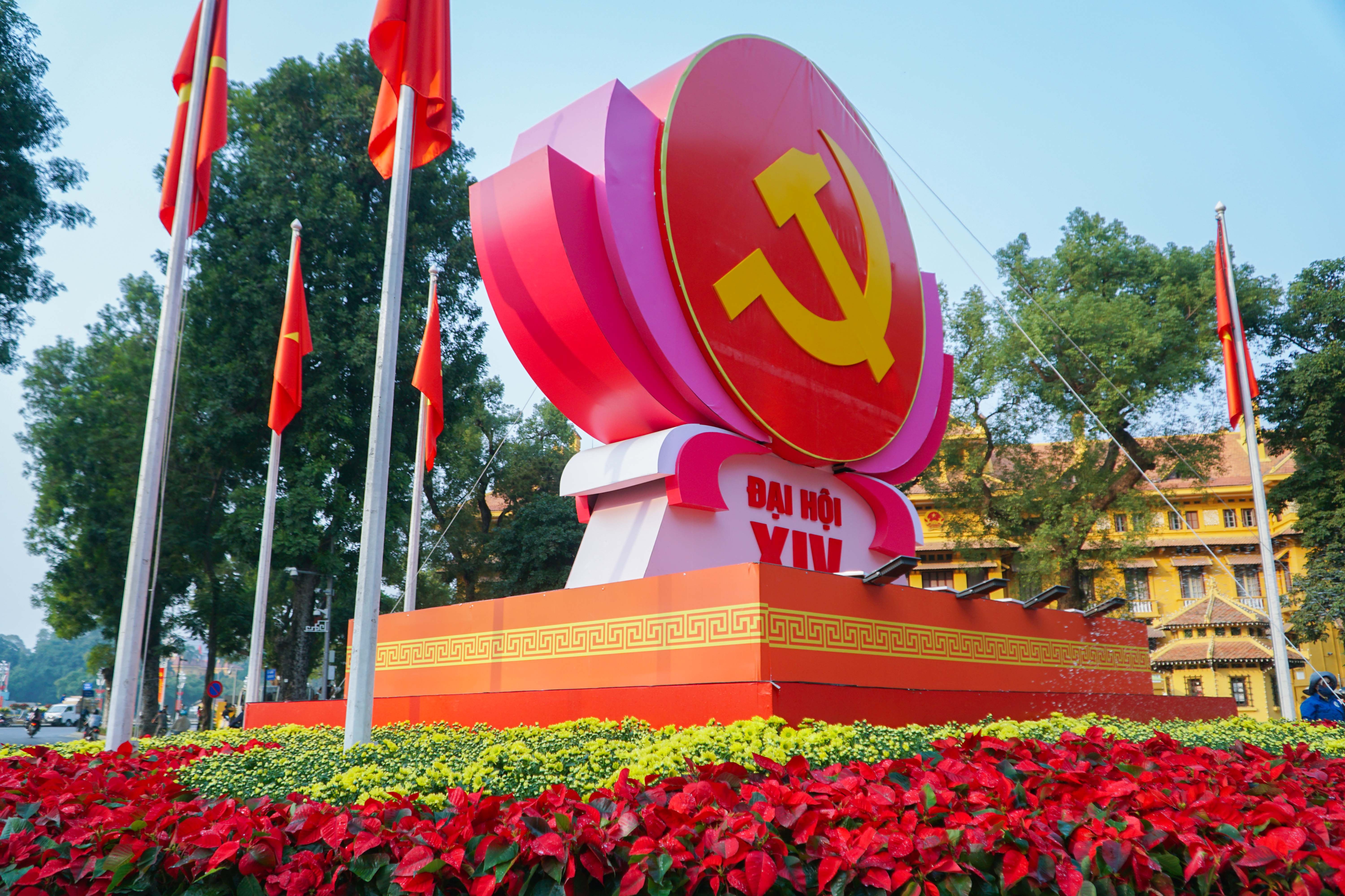 Cờ hoa rực rỡ, không khí Đại hội XIV hiện diện khắp phố phường Thủ đô