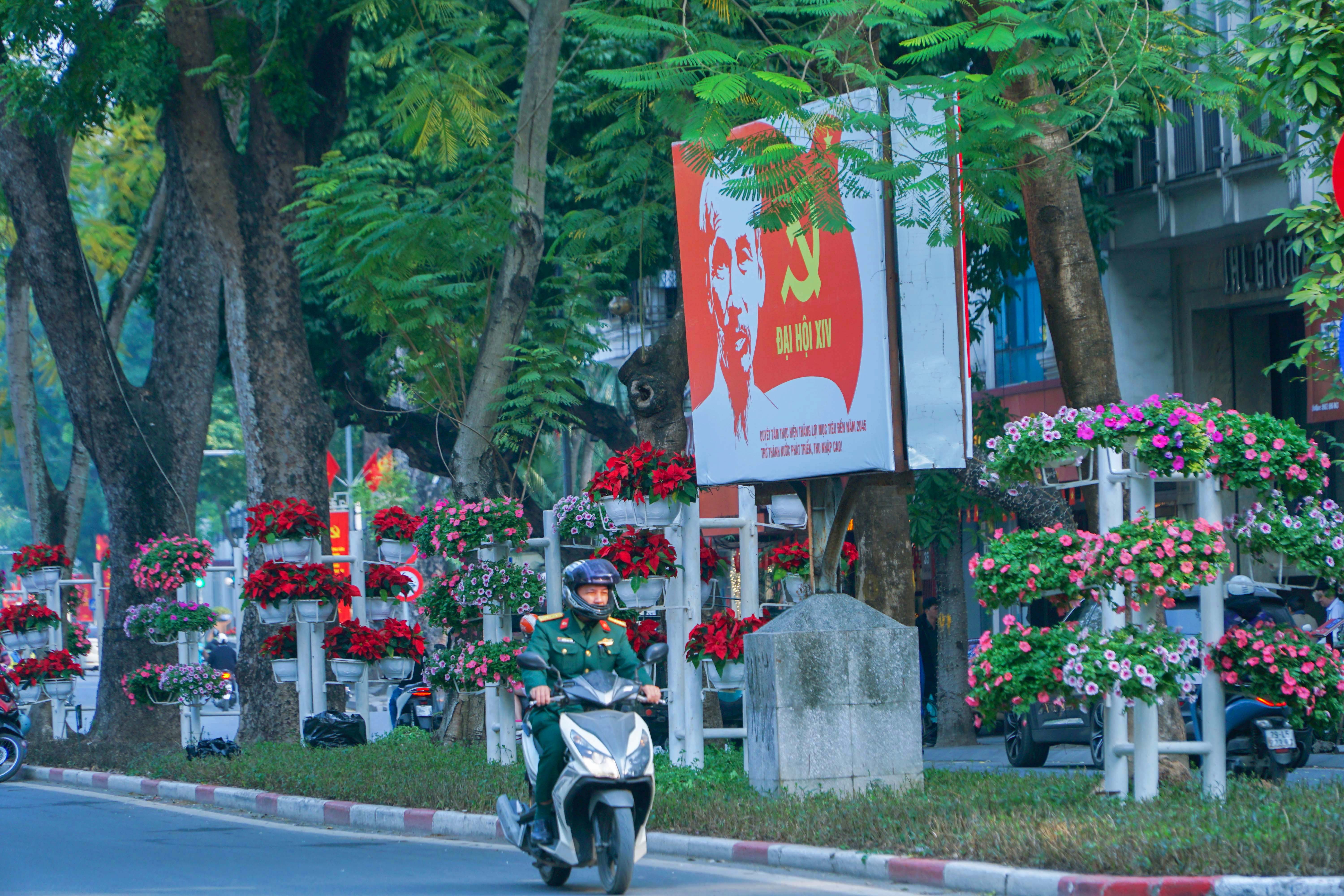 Cờ hoa rực rỡ, không khí Đại hội XIV hiện diện khắp phố phường Thủ đô