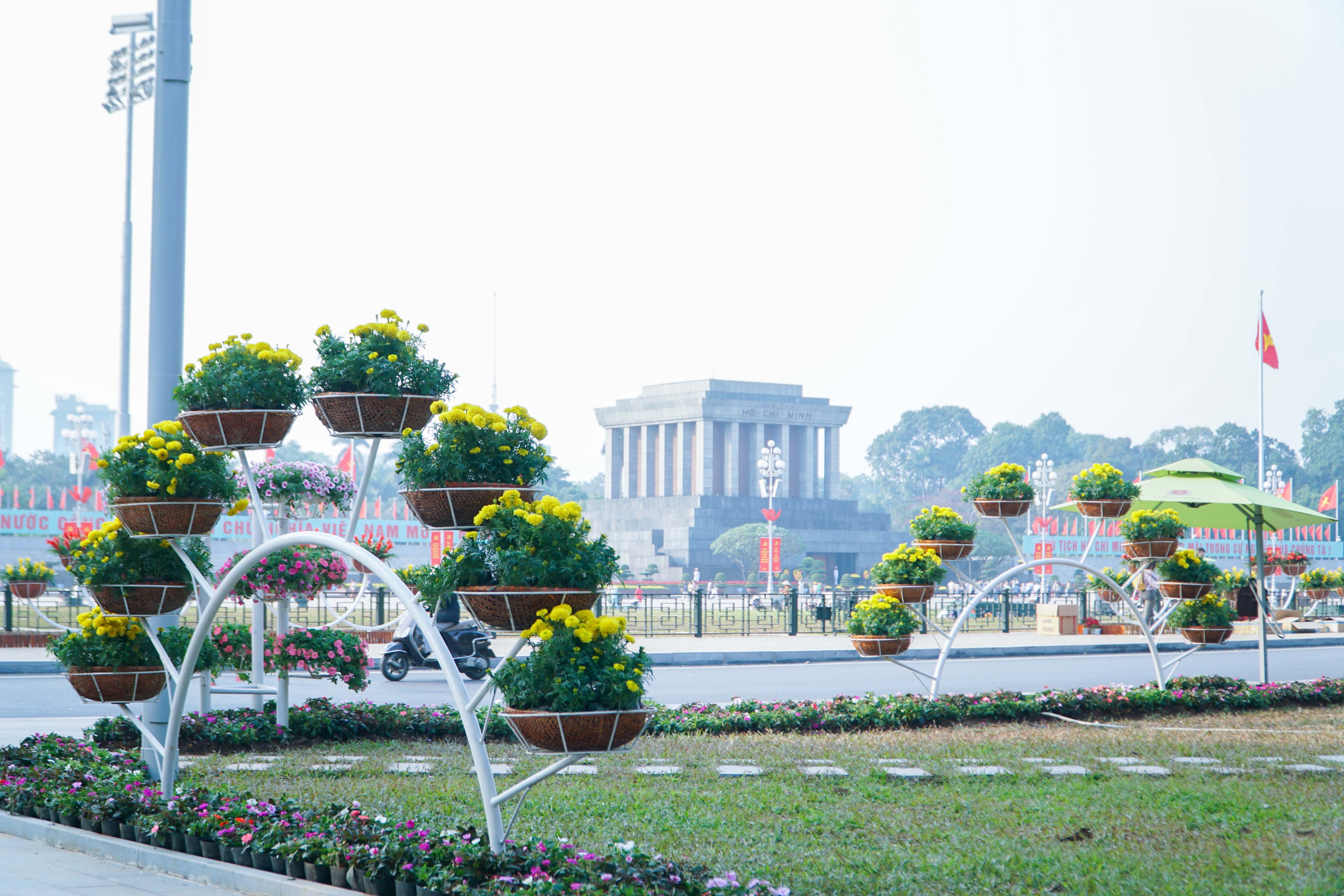 Cờ hoa rực rỡ, không khí Đại hội XIV hiện diện khắp phố phường Thủ đô