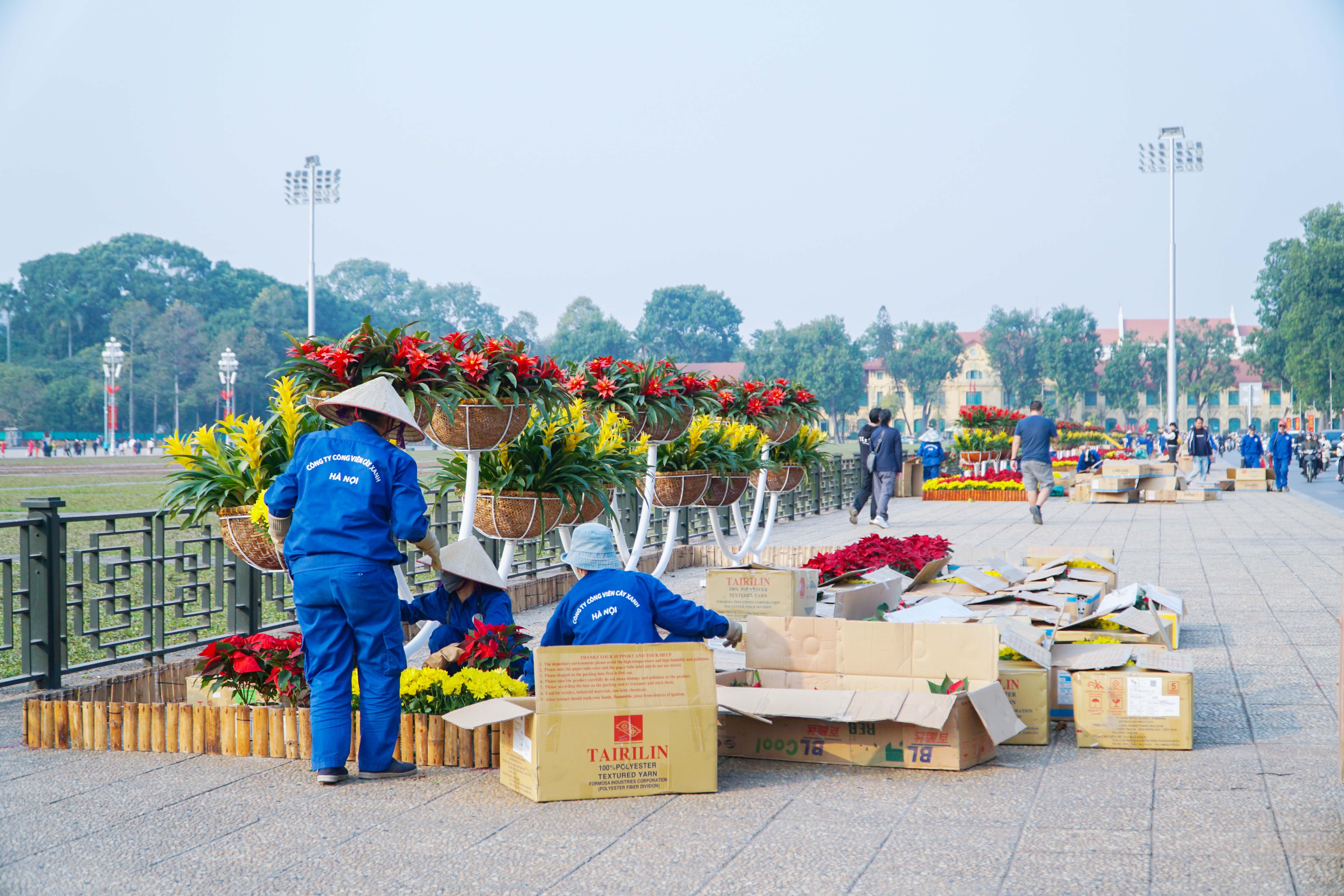 Cờ hoa rực rỡ, không khí Đại hội XIV hiện diện khắp phố phường Thủ đô