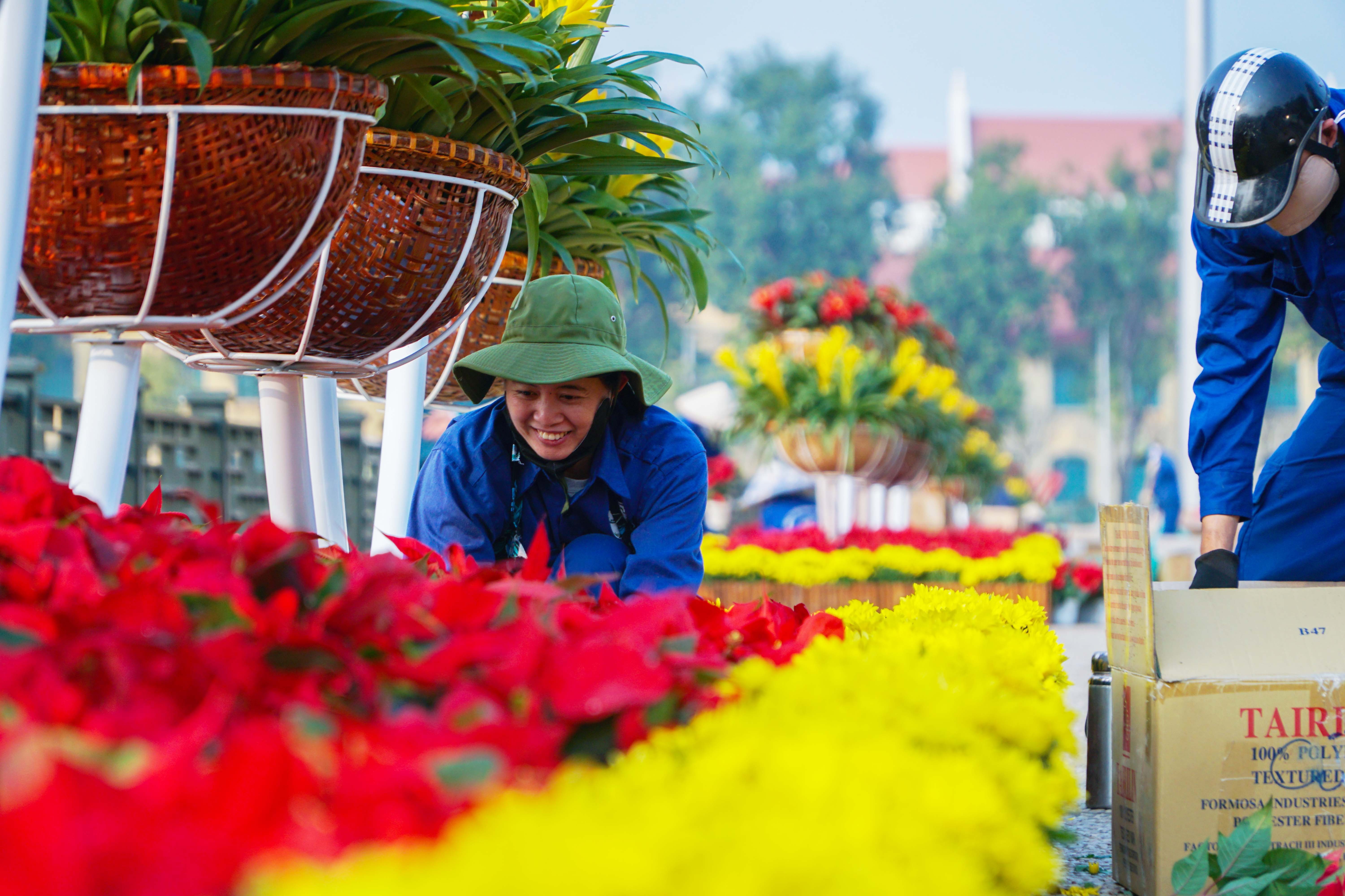 Cờ hoa rực rỡ, không khí Đại hội XIV hiện diện khắp phố phường Thủ đô