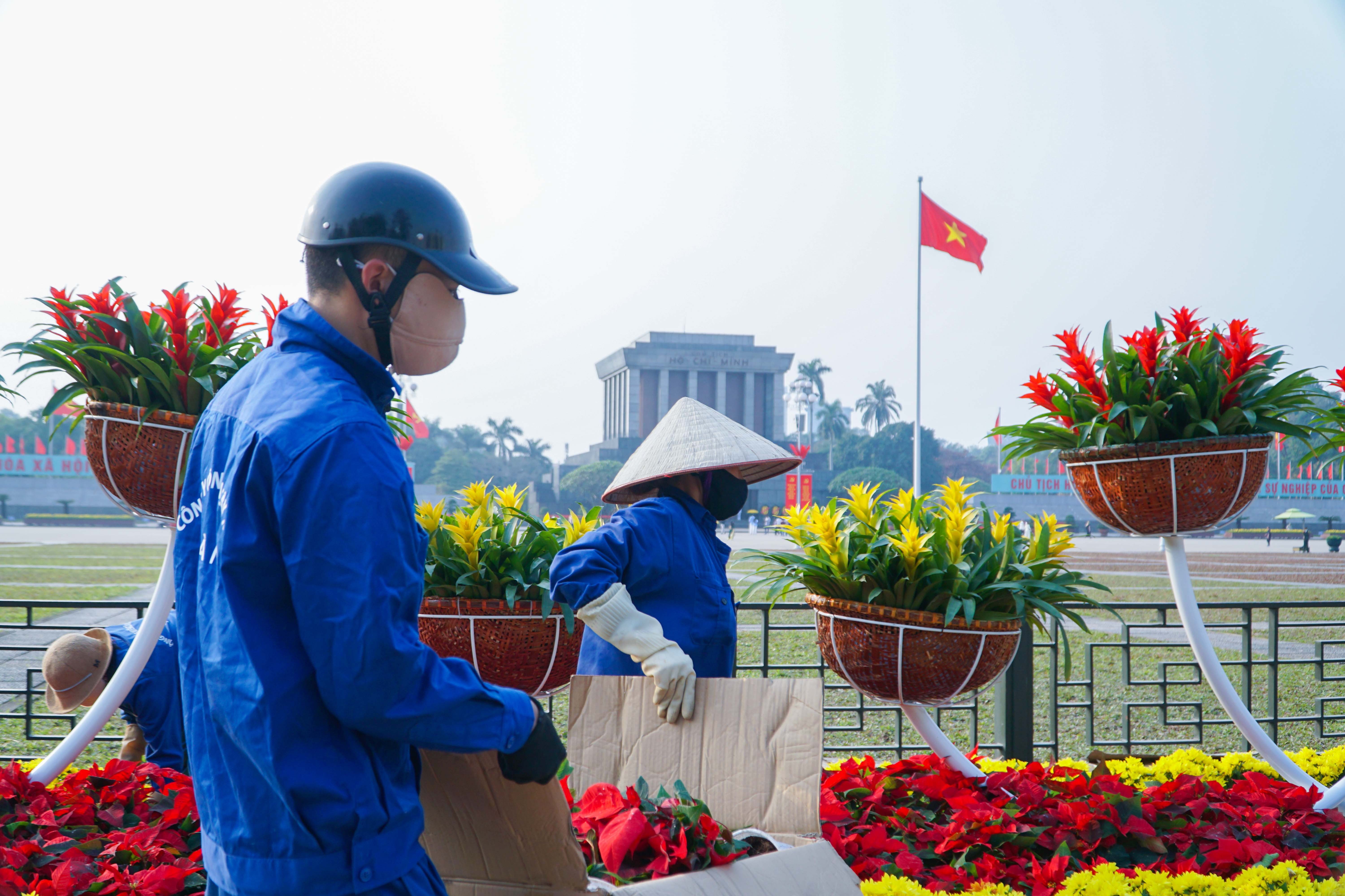 Cờ hoa rực rỡ, không khí Đại hội XIV hiện diện khắp phố phường Thủ đô