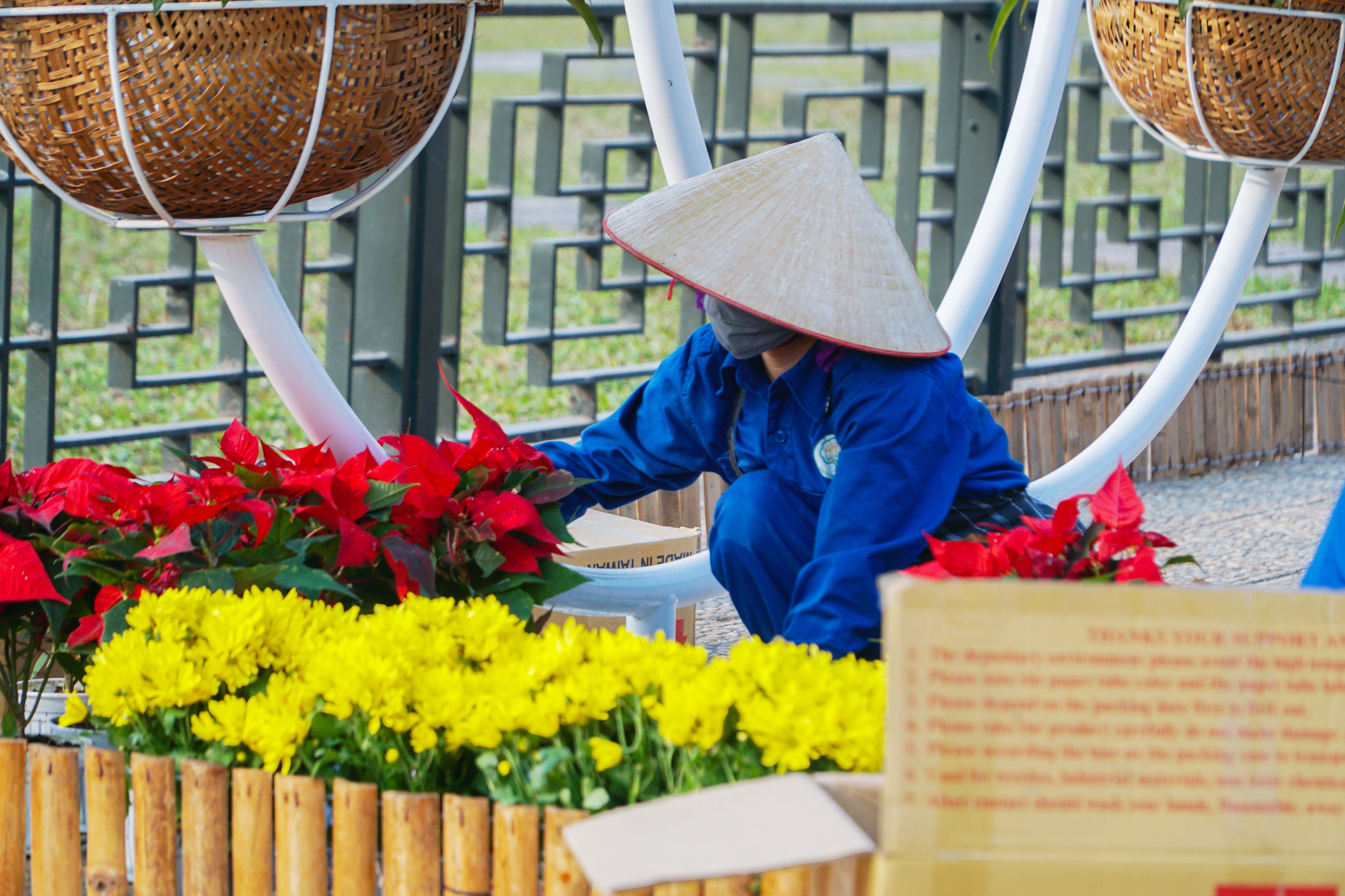 Cờ hoa rực rỡ, không khí Đại hội XIV hiện diện khắp phố phường Thủ đô