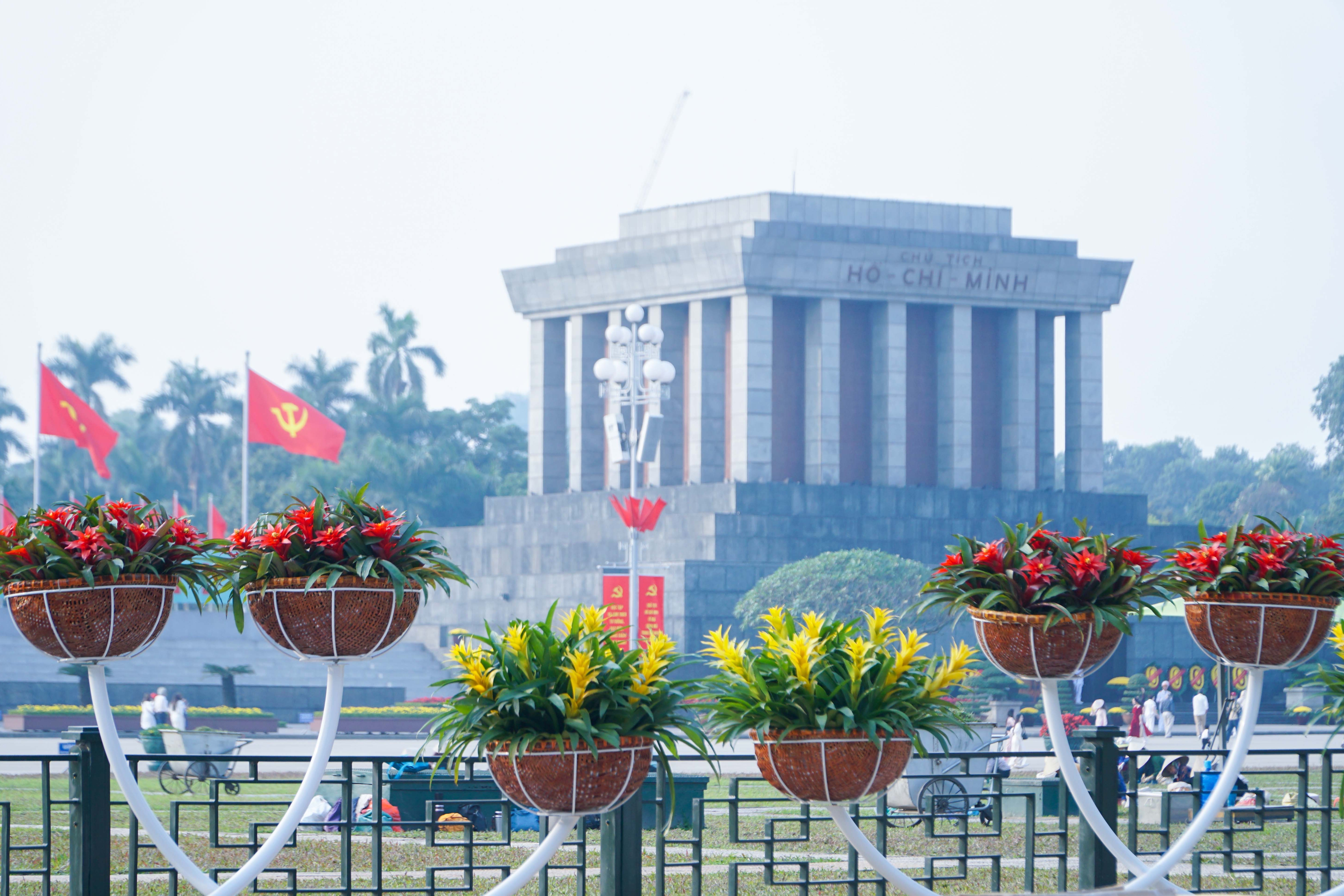 Cờ hoa rực rỡ, không khí Đại hội XIV hiện diện khắp phố phường Thủ đô