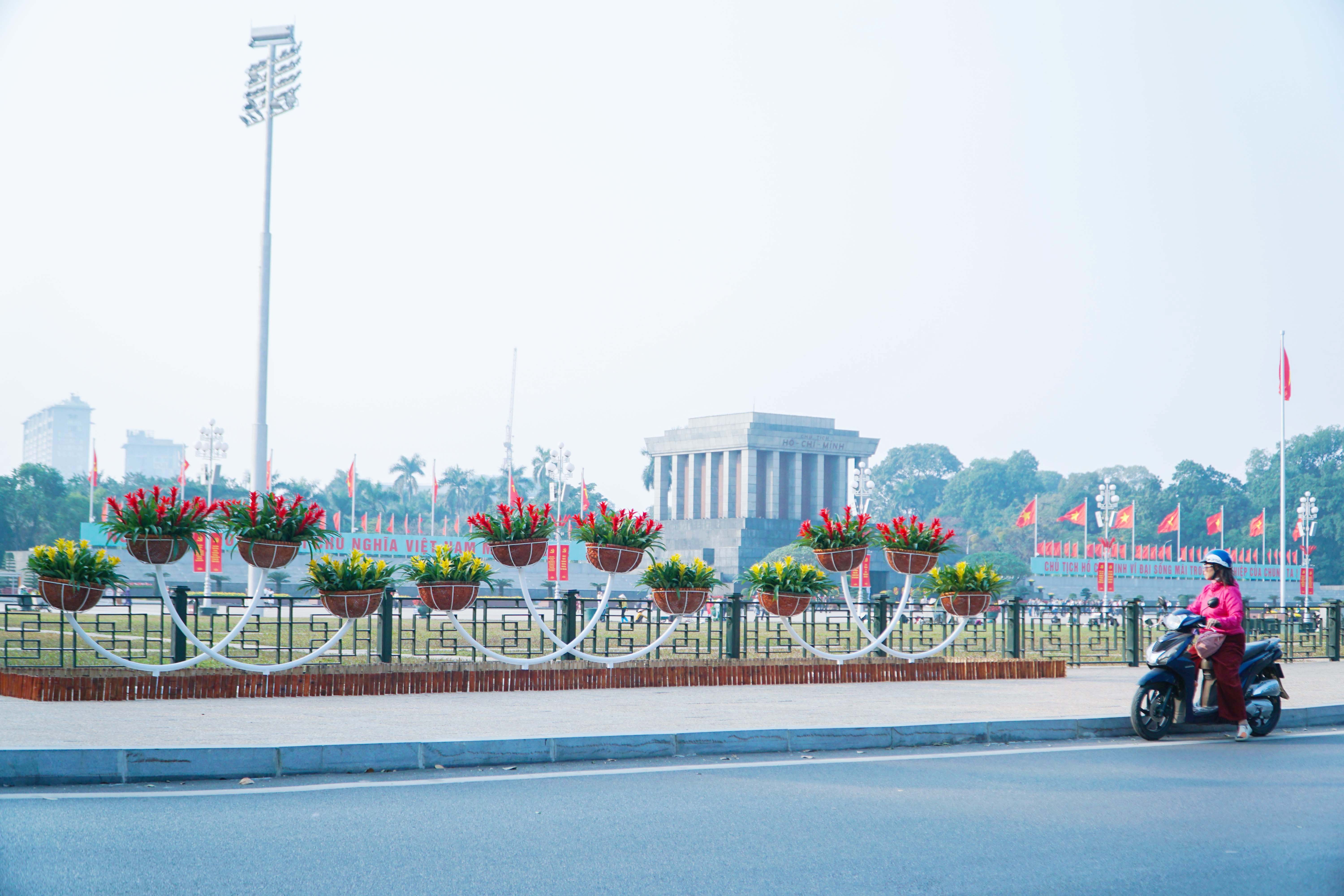 Cờ hoa rực rỡ, không khí Đại hội XIV hiện diện khắp phố phường Thủ đô