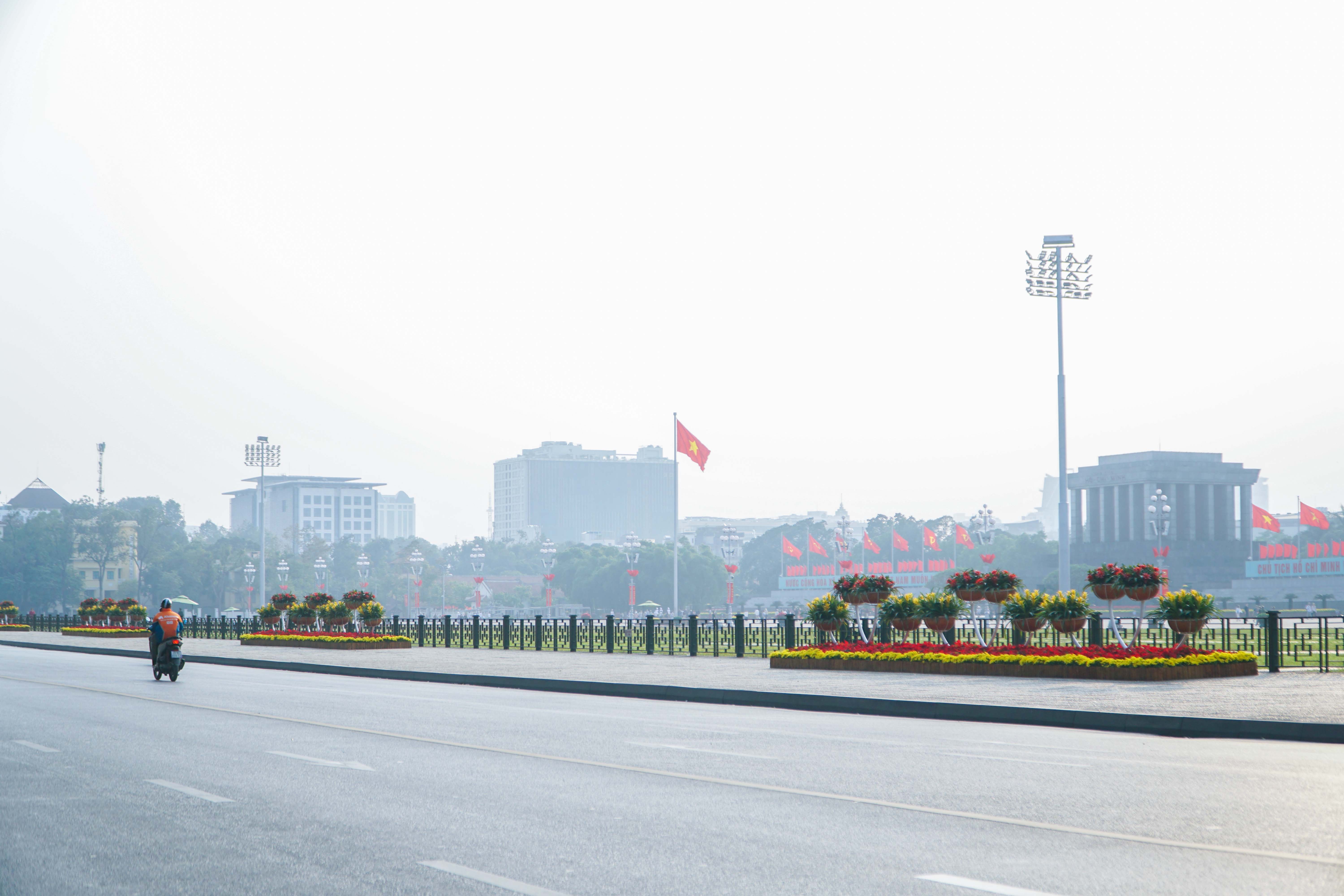 Cờ hoa rực rỡ, không khí Đại hội XIV hiện diện khắp phố phường Thủ đô