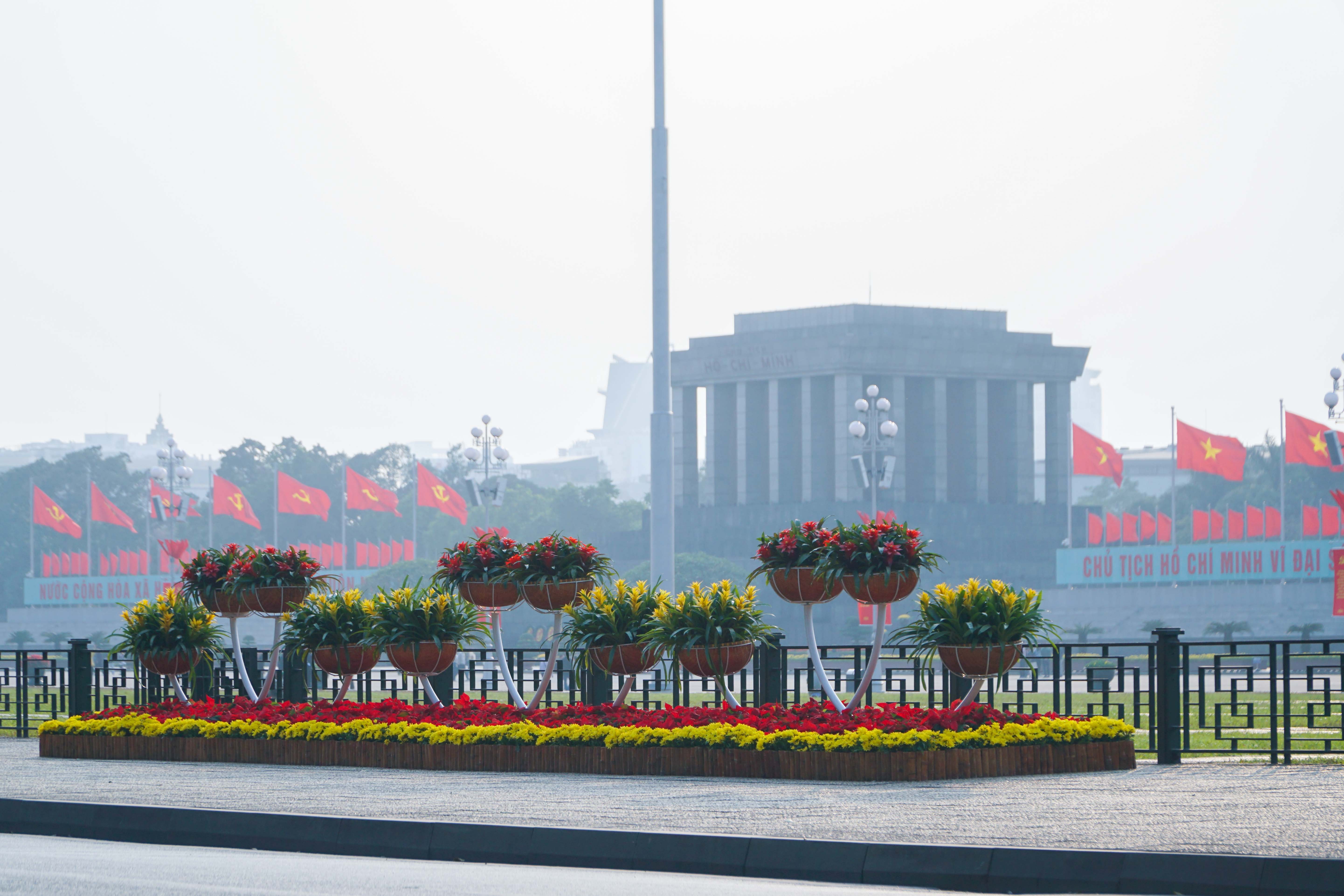 Cờ hoa rực rỡ, không khí Đại hội XIV hiện diện khắp phố phường Thủ đô