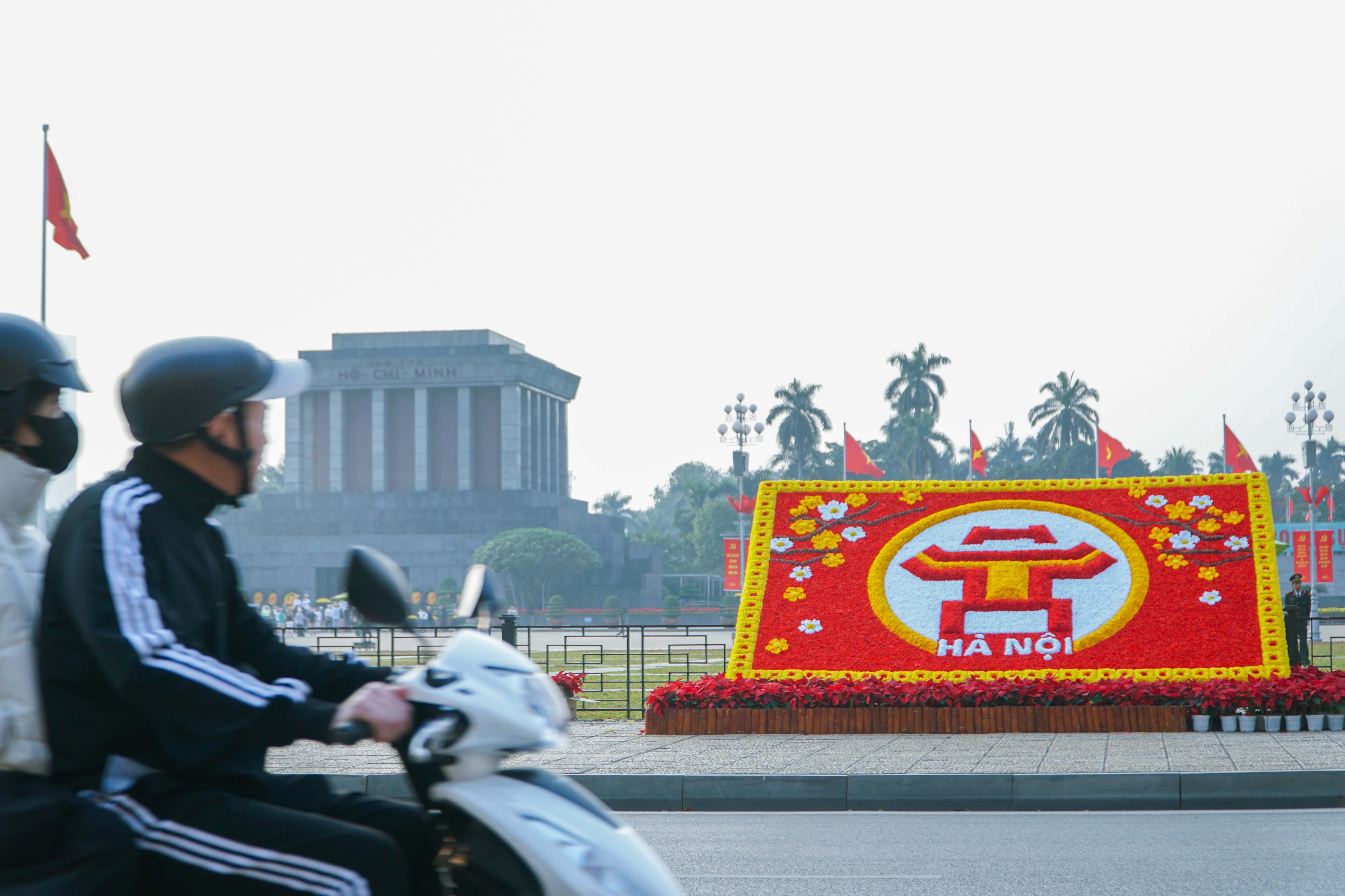 Cờ hoa rực rỡ, không khí Đại hội XIV hiện diện khắp phố phường Thủ đô