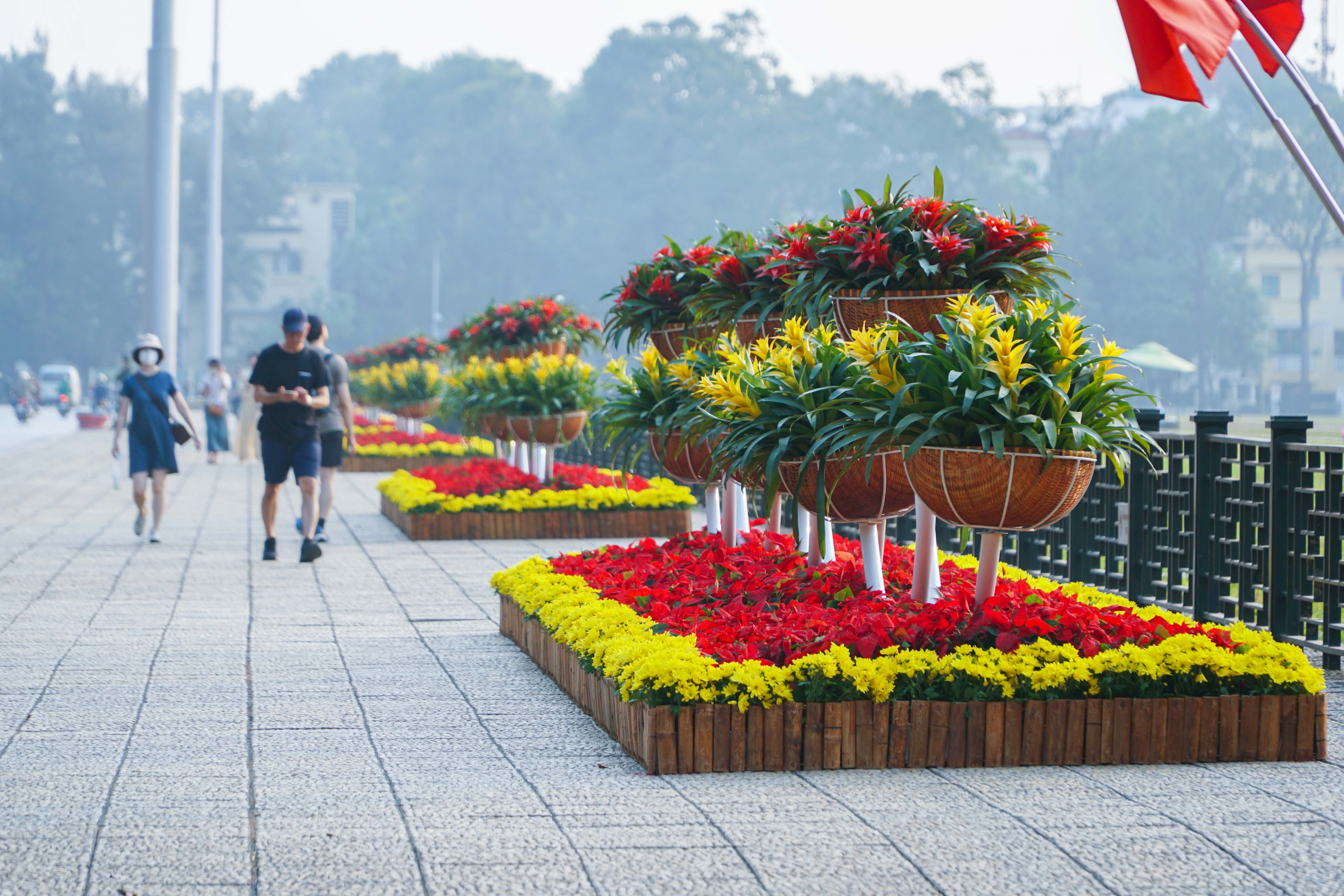 Cờ hoa rực rỡ, không khí Đại hội XIV hiện diện khắp phố phường Thủ đô