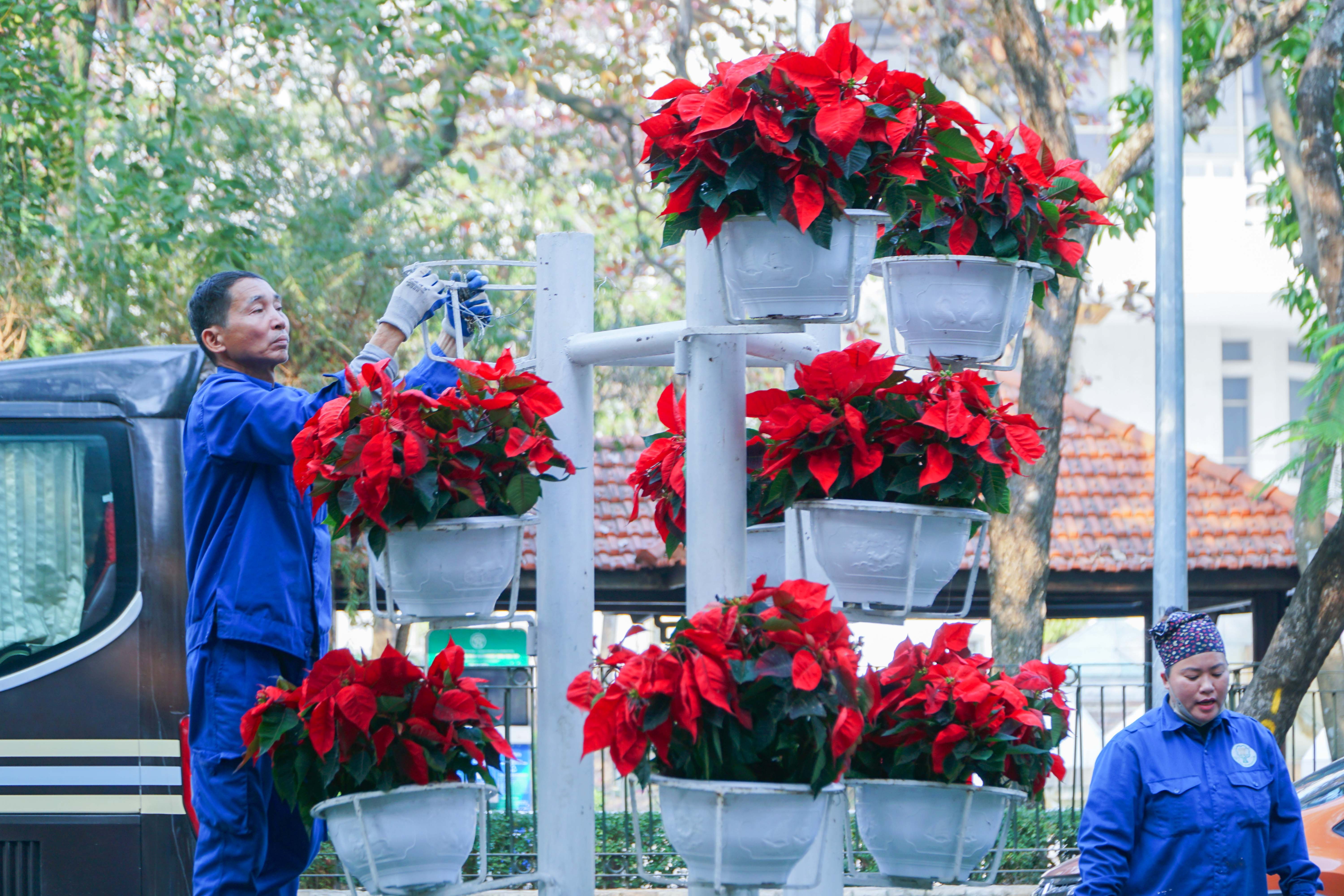 Cờ hoa rực rỡ, không khí Đại hội XIV hiện diện khắp phố phường Thủ đô