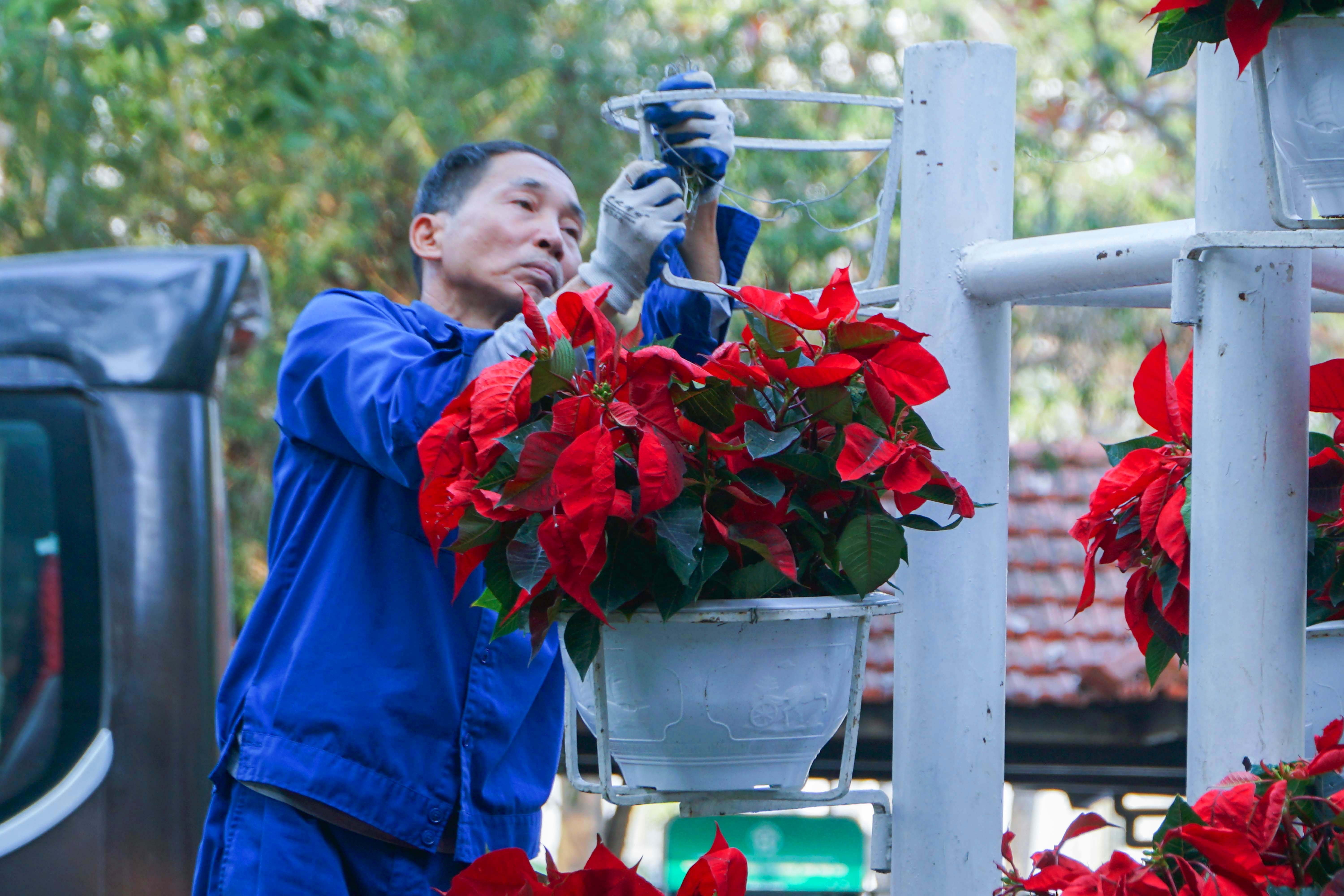 Cờ hoa rực rỡ, không khí Đại hội XIV hiện diện khắp phố phường Thủ đô