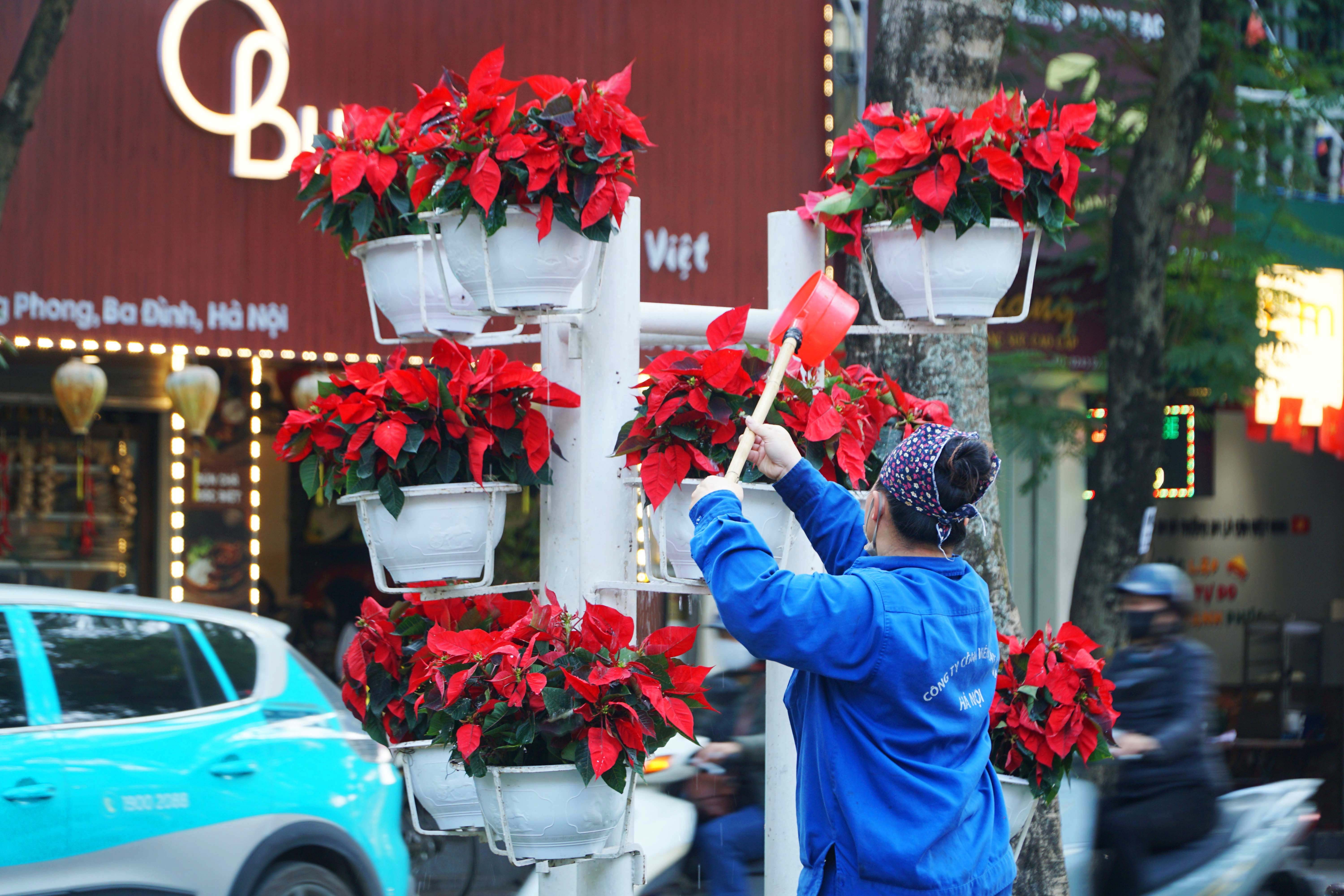 Cờ hoa rực rỡ, không khí Đại hội XIV hiện diện khắp phố phường Thủ đô