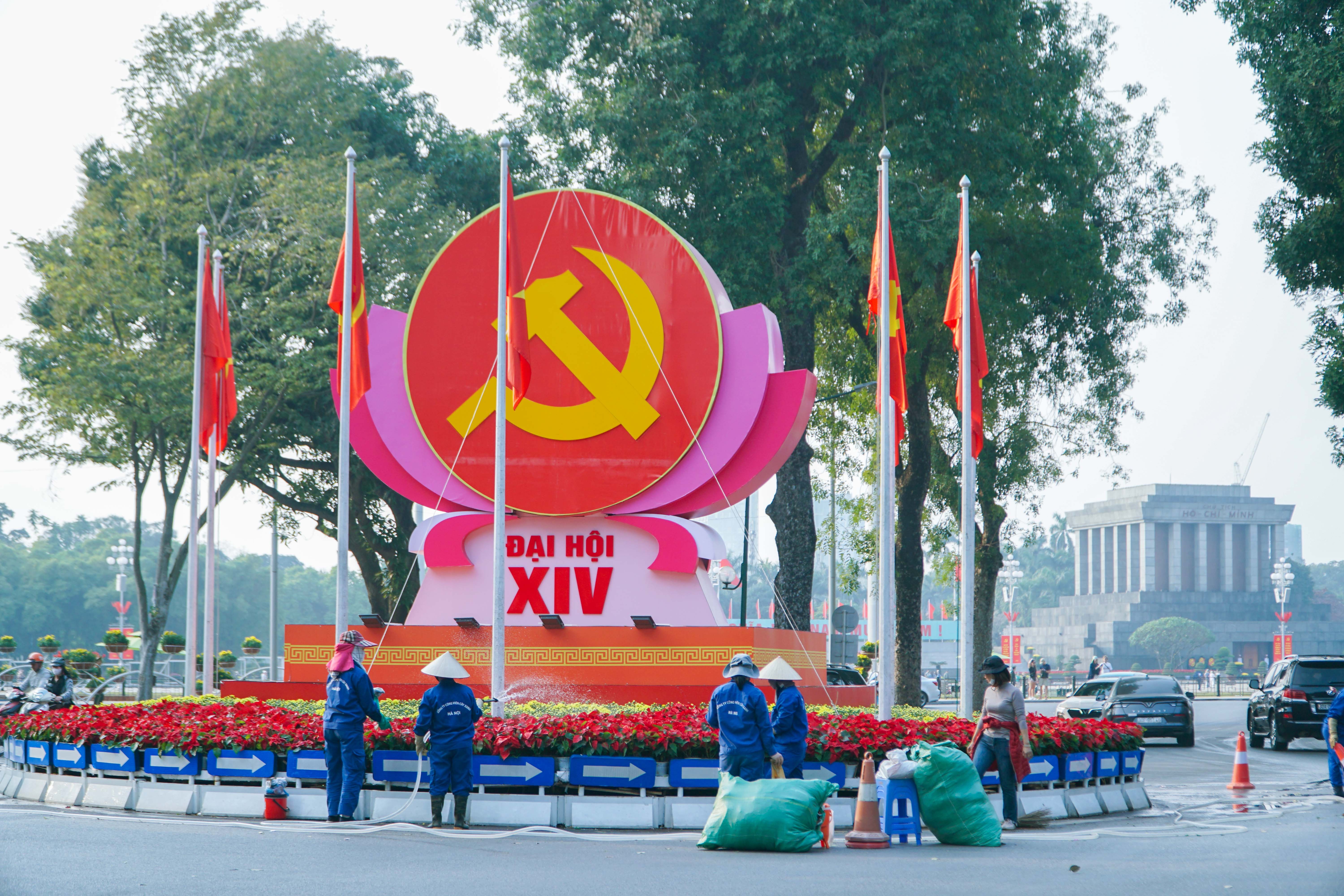 Cờ hoa rực rỡ, không khí Đại hội XIV hiện diện khắp phố phường Thủ đô