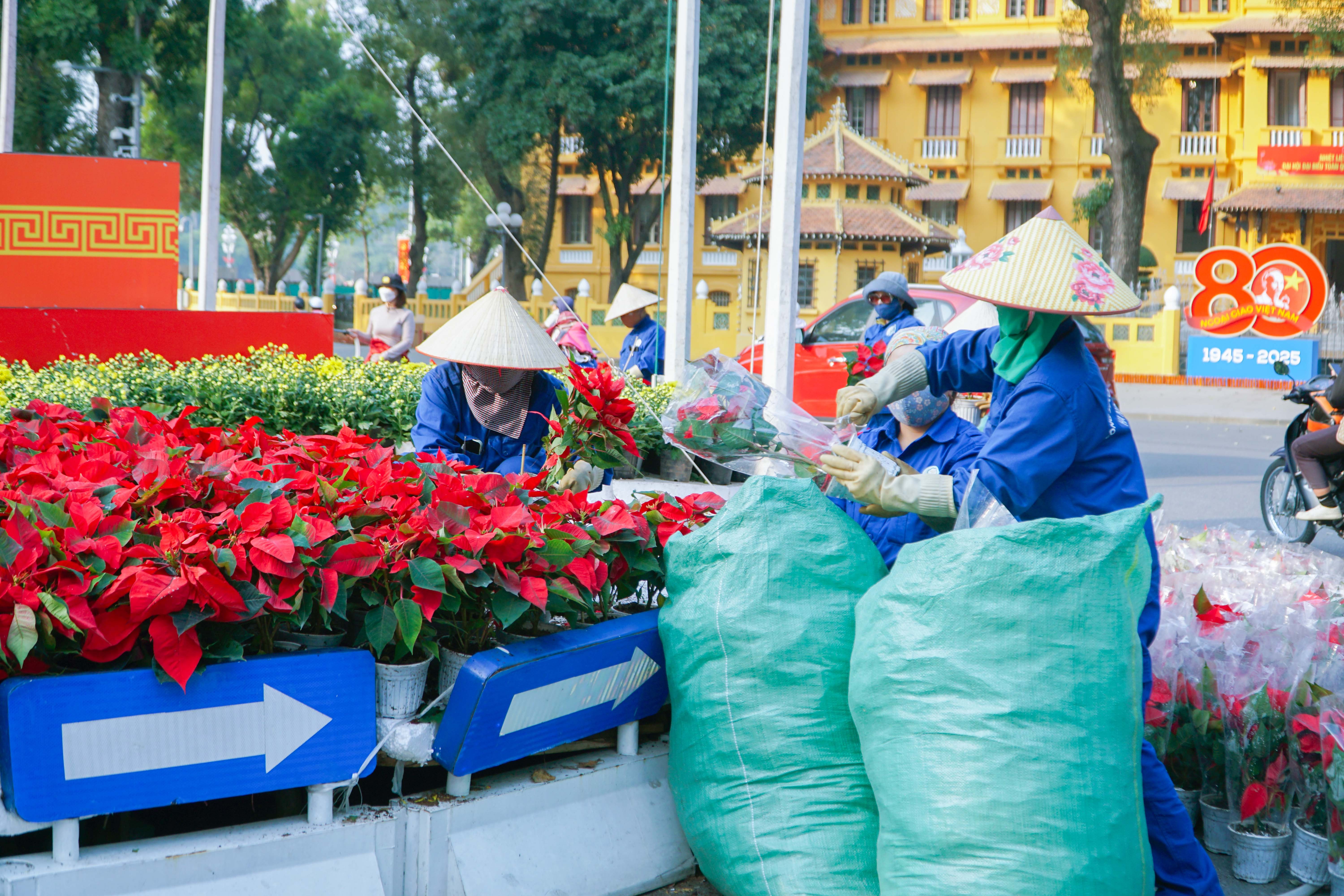 Cờ hoa rực rỡ, không khí Đại hội XIV hiện diện khắp phố phường Thủ đô